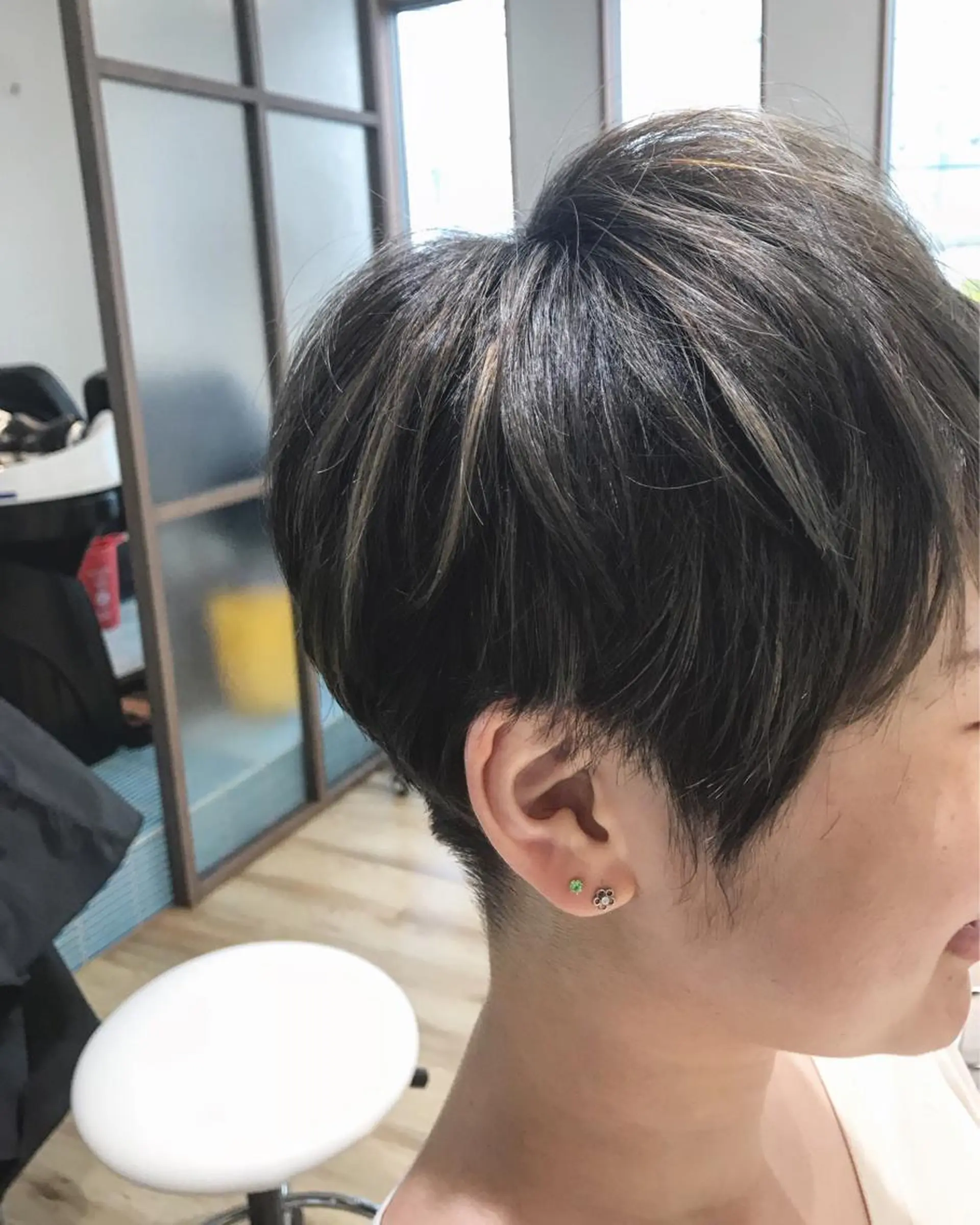ショート カラー ブリーチ ハイライトカラー ハイライト ヘアカラー J.M HEAD所属・稲荷 友美のヘアスタイル
