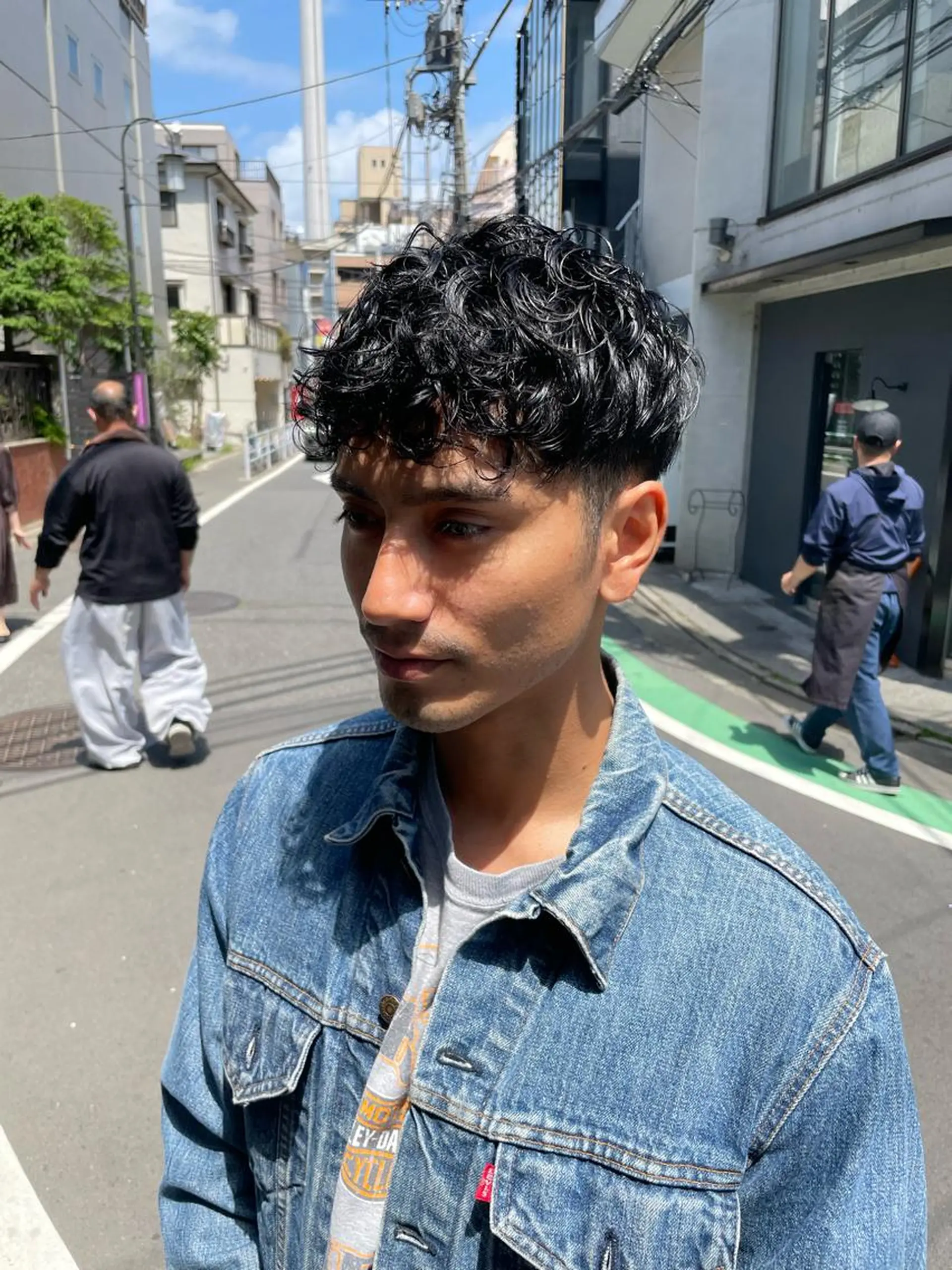 ショート パーマ メンズ メンズパーマ スペインカール 刈り上げ CiNEMA daikanyama所属・透明感カラー🫧 今泉健太のヘアスタイル