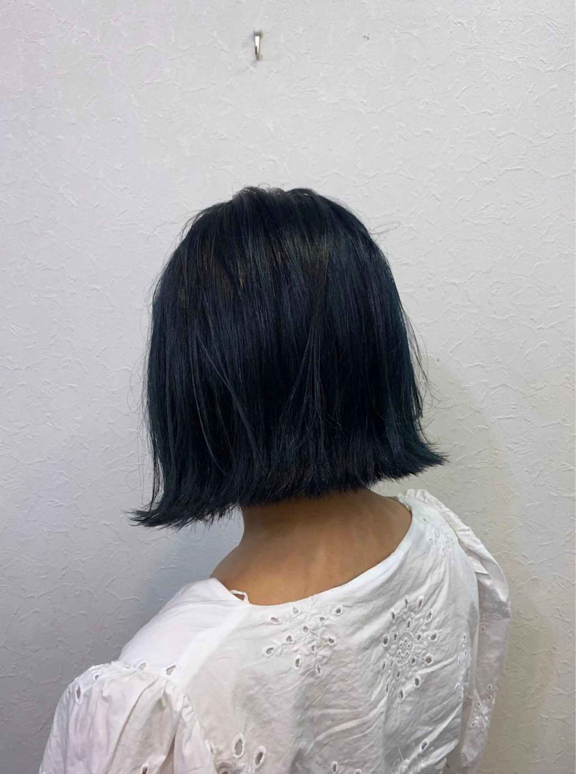 ショート カラー 切りっぱなしボブ ネイビーカラー ボブ a-o横浜所属・色落ちまでキレイに！ ！女性サロンremiのヘアスタイル