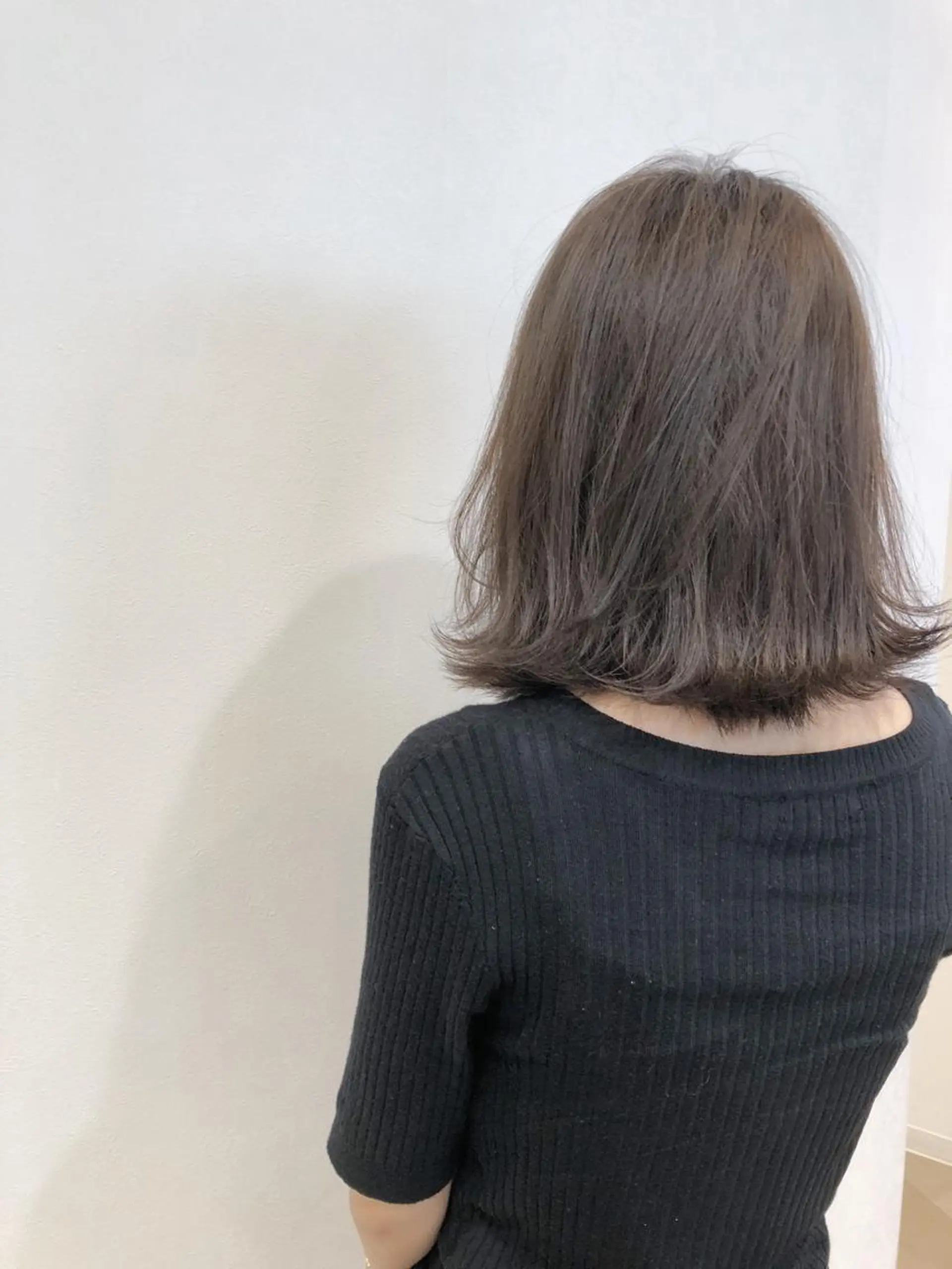 ミディアム アッシュ ボブ 外ハネヘア レイヤー×縮毛矯正 深見 拓のヘアスタイル