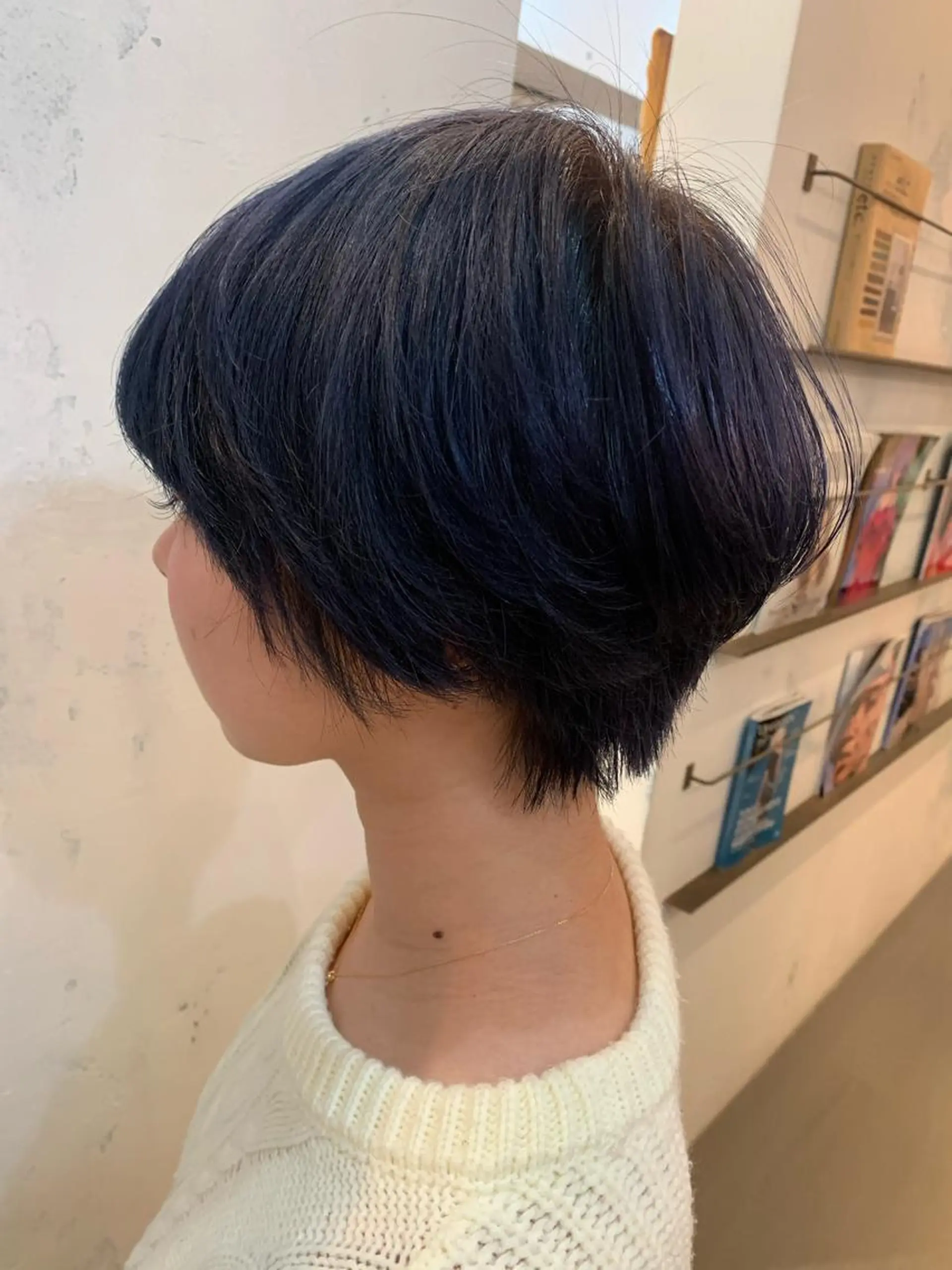 ショート カラー ブリーチ ネイビーカラー バイオレットカラー カット ヘアカラー トリートメント 🍑艶髪✖️暖色系 ✨momoka🍑のヘアスタイル