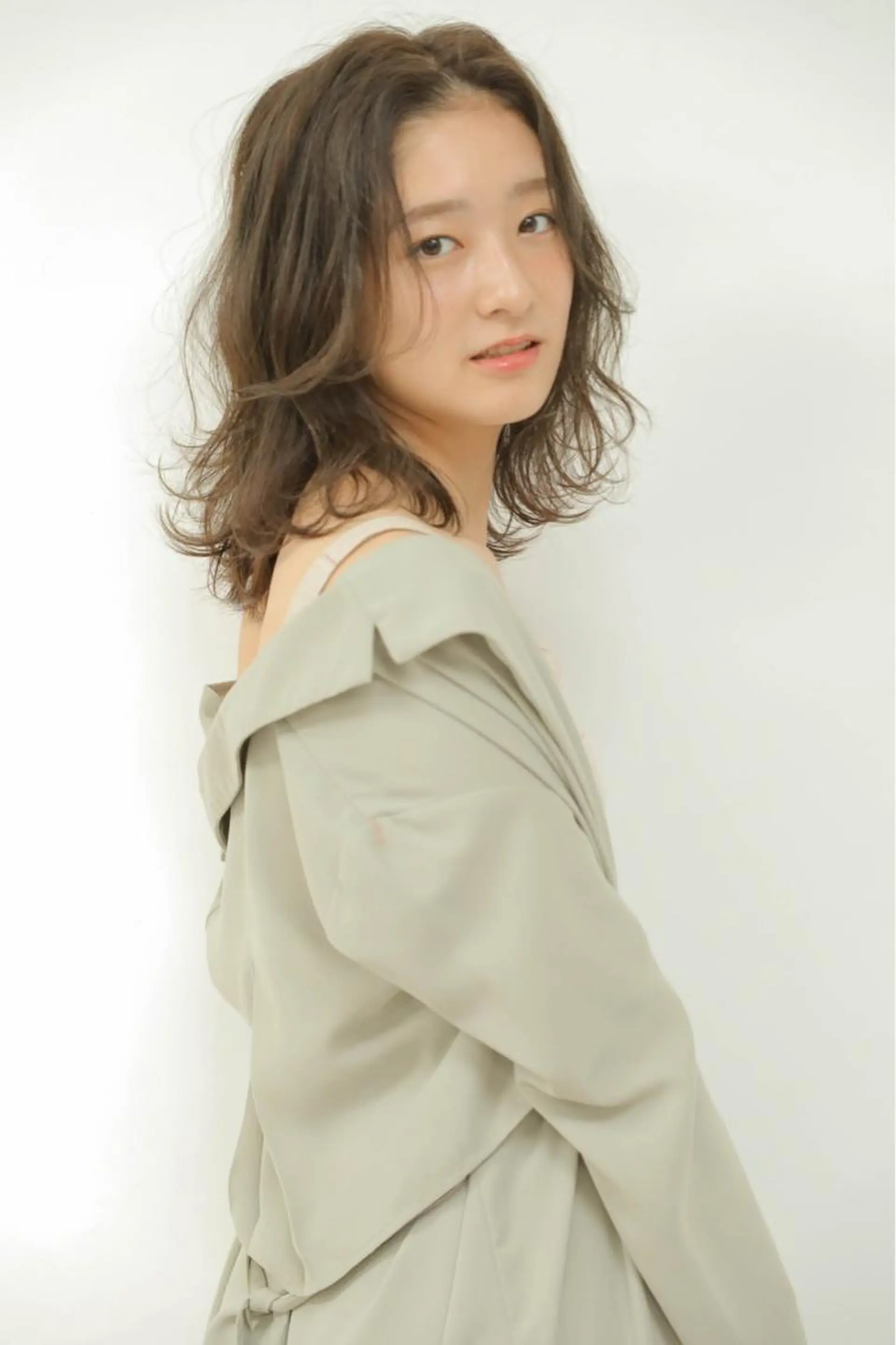 ミディアム 山川 玲奈のヘアスタイル