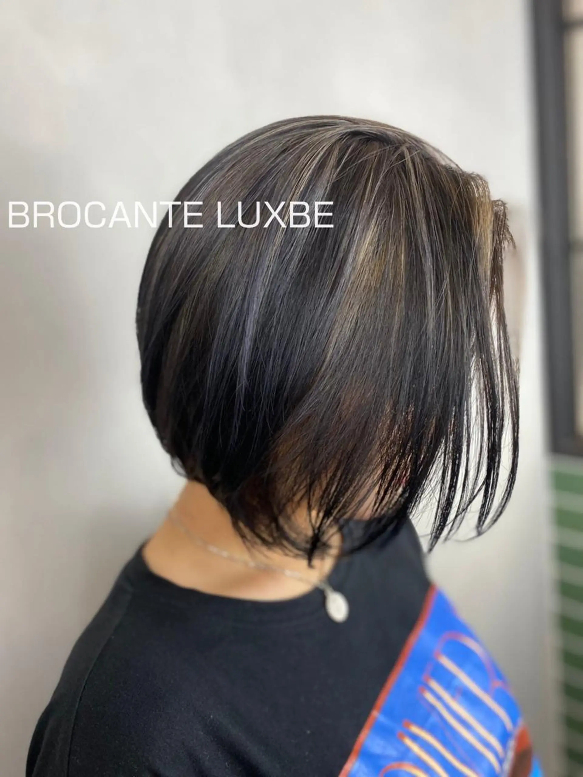 ショート カラー ショートボブ ブルーカラー ハイライトカラー シルバー ボブ BROCANTE✂︎ karasawa.nのヘアスタイル