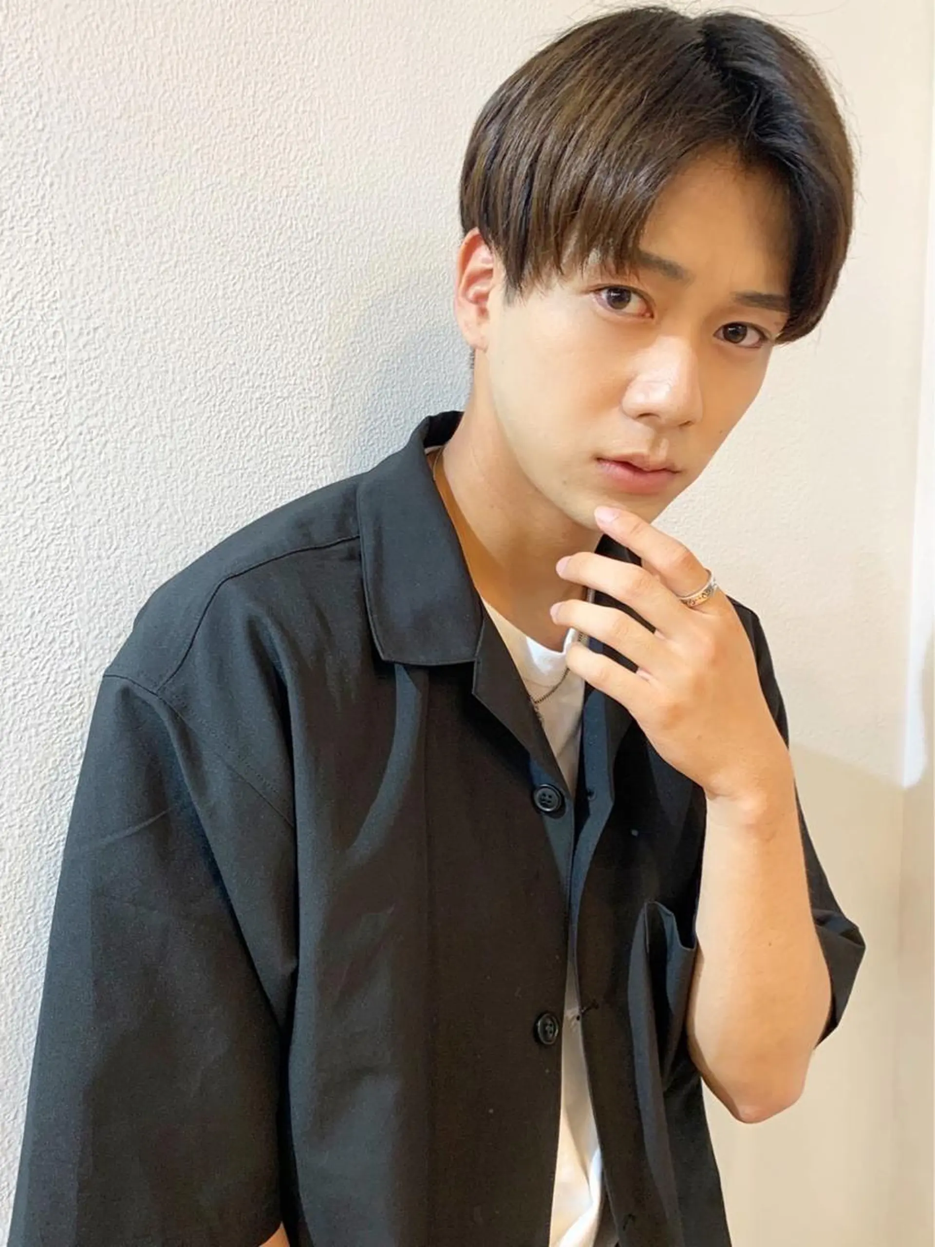 ショート カラー メンズ アップバング センターパート メンズ韓国風 マッシュ メンズショート カット 大人可愛いヘア 大田のヘアスタイル