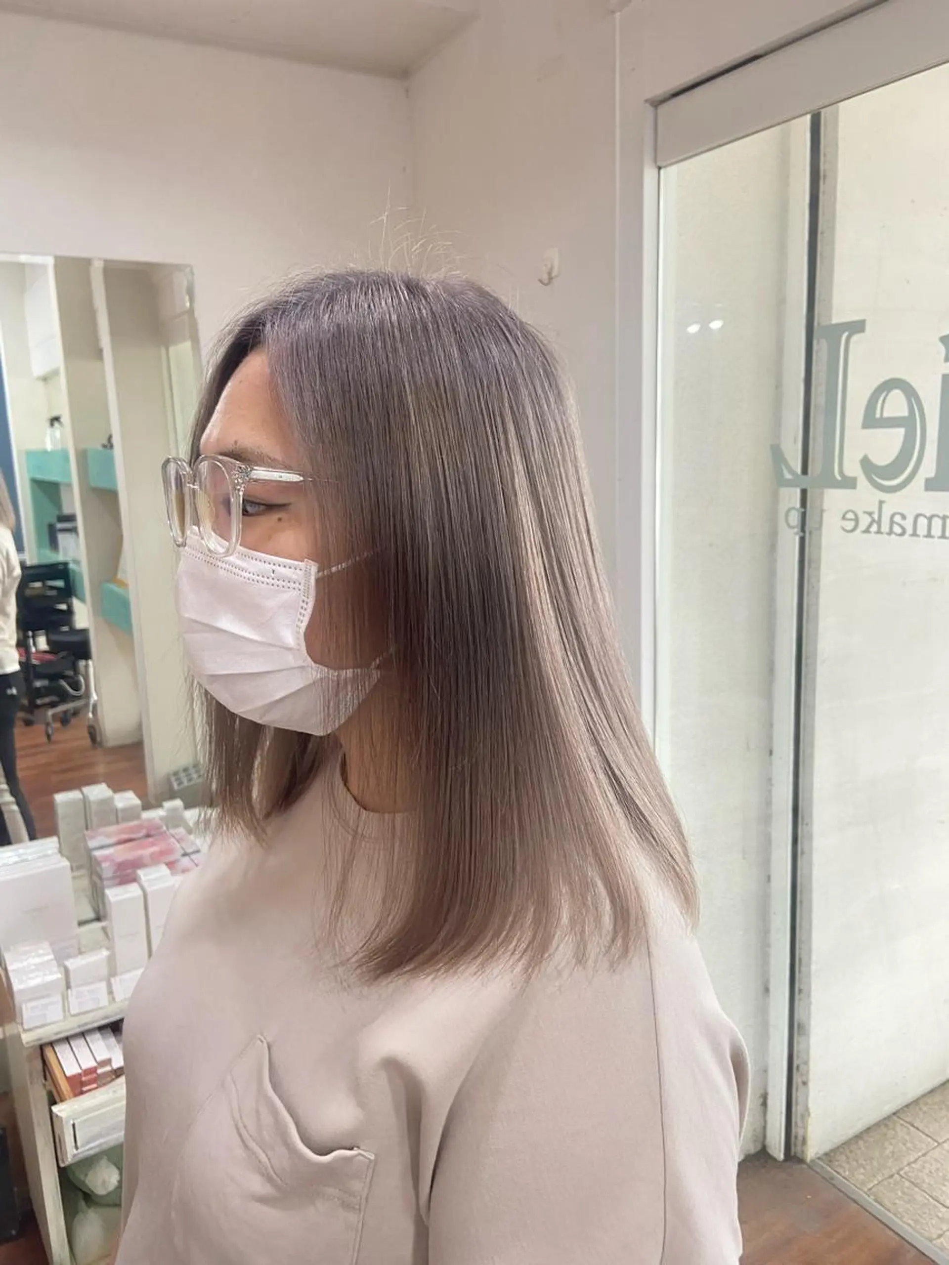 ミディアム カラー シルバー ホワイトシルバー カット ヘアカラー トリートメント 伏見稲荷/髪質改善/ ブリーチ/西川奈穂のヘアスタイル