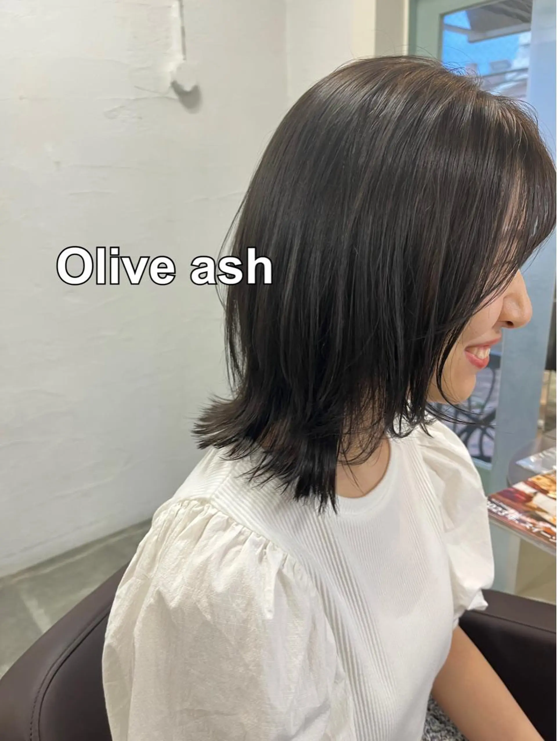 ミディアム カラー ヘアアレンジ ミディアムレイヤー アッシュ アッシュグレー アッシュグレージュ ベージュカラー SALOWIN自由が丘所属・ヘッドスパ✨髪質ケア サロン🌿chacoのエステ・リラクイメージ