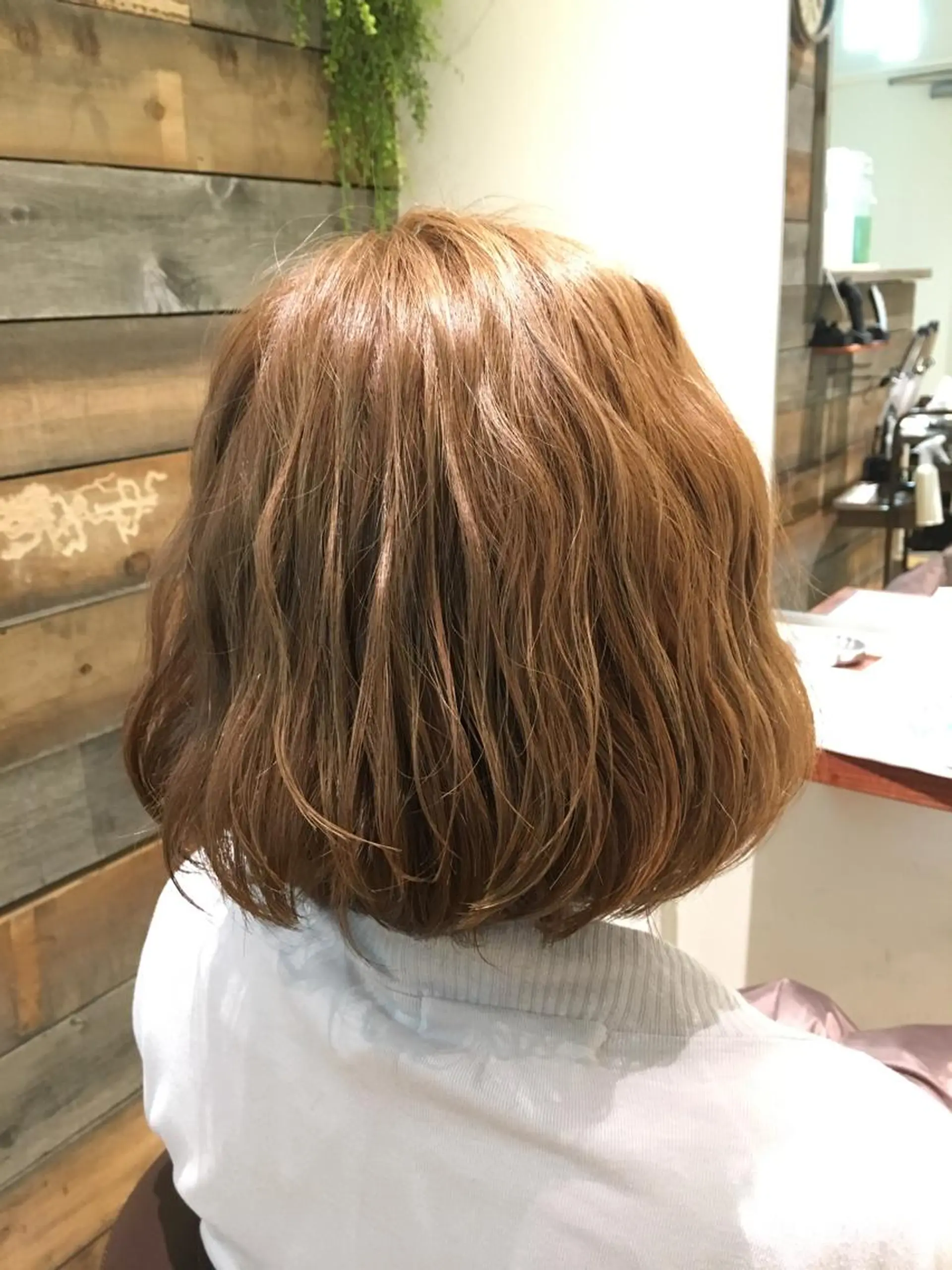 ショート カラー ベージュカラー トリートメント 仁 ジンのヘアスタイル