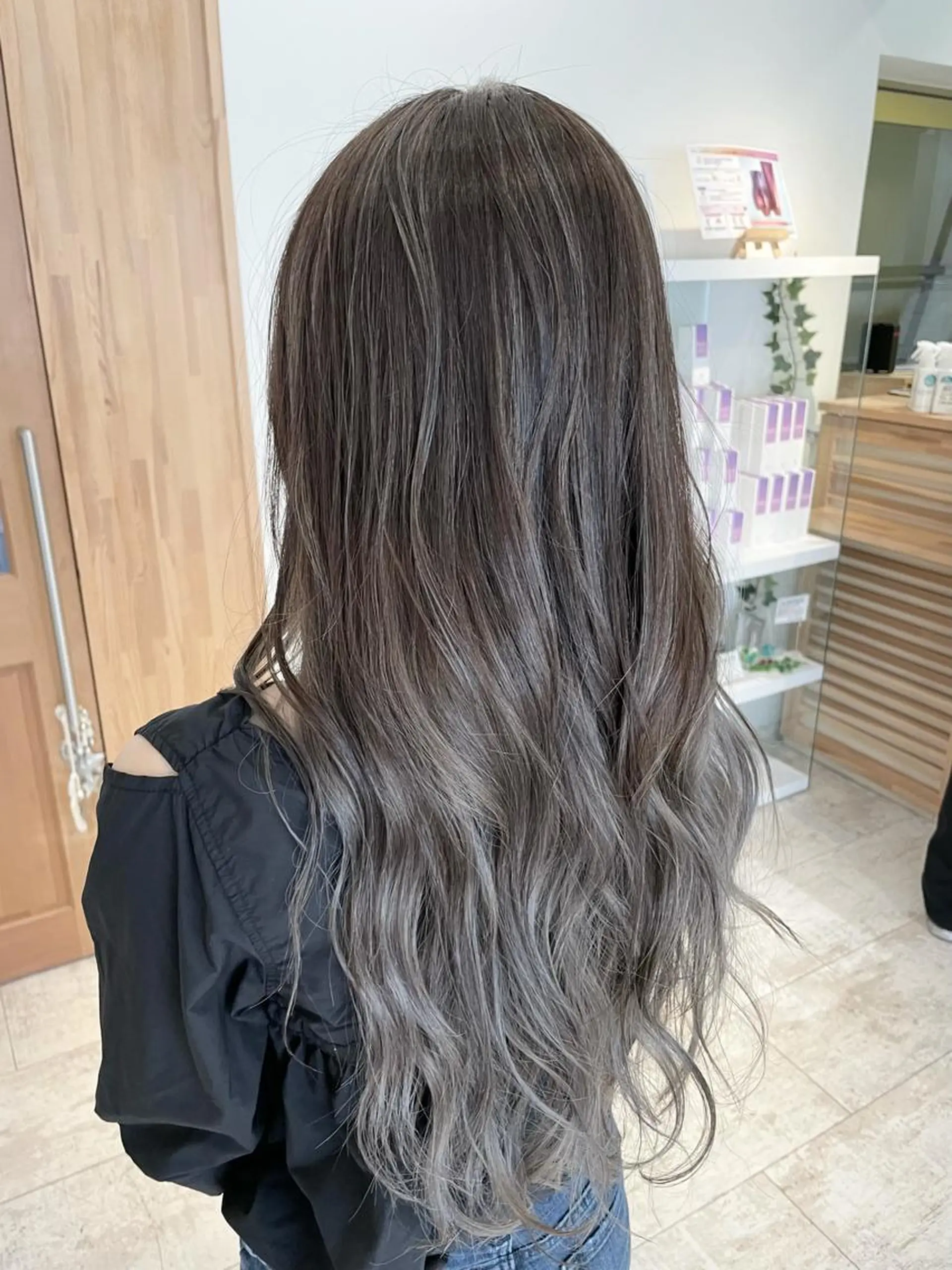 ロング カラー esse大阪茶屋町店所属・レイヤーカット 新井田陽寿のヘアスタイル