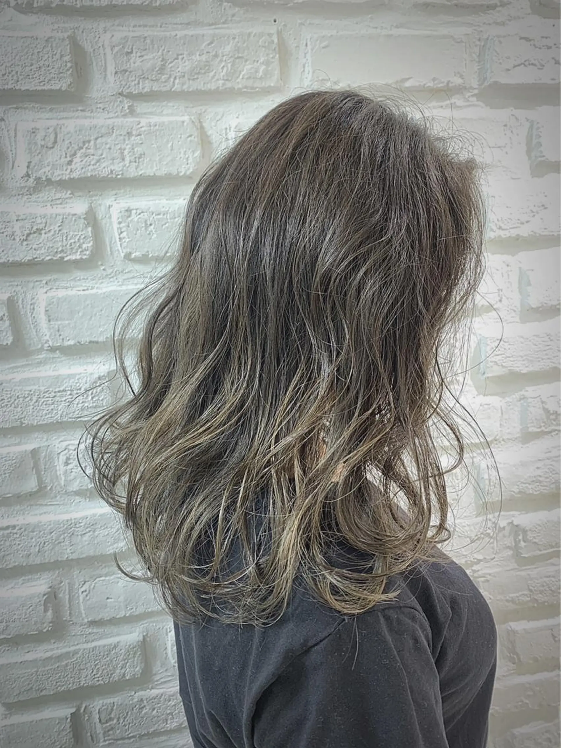 セミロング カラー アッシュ ブリーチ 透明感カラー グラデーションカラー ハイライトカラー カット ヘアカラー トリートメント 【デザインカラー】 粥川佳日望のヘアスタイル