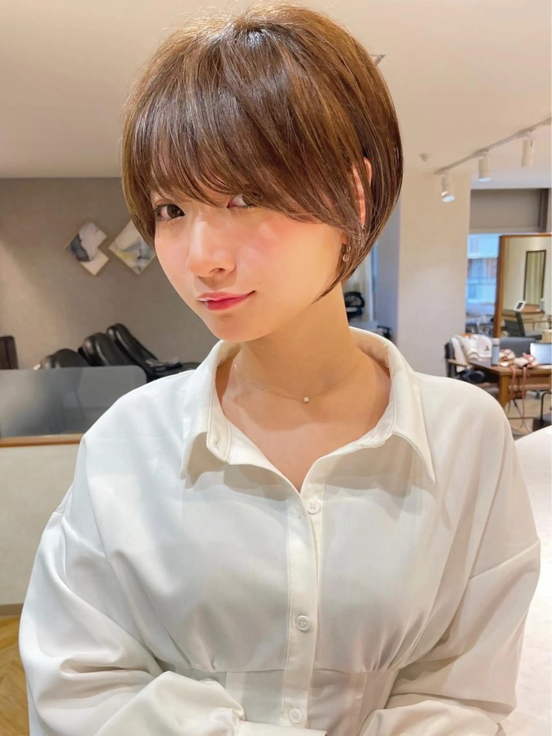 ショート ショートボブ ボブ 顔周りカット ショートヘア 小顔カット カット ヘアカラー トリートメント 💛ブリーチ&カット LEON🩶のヘアスタイル