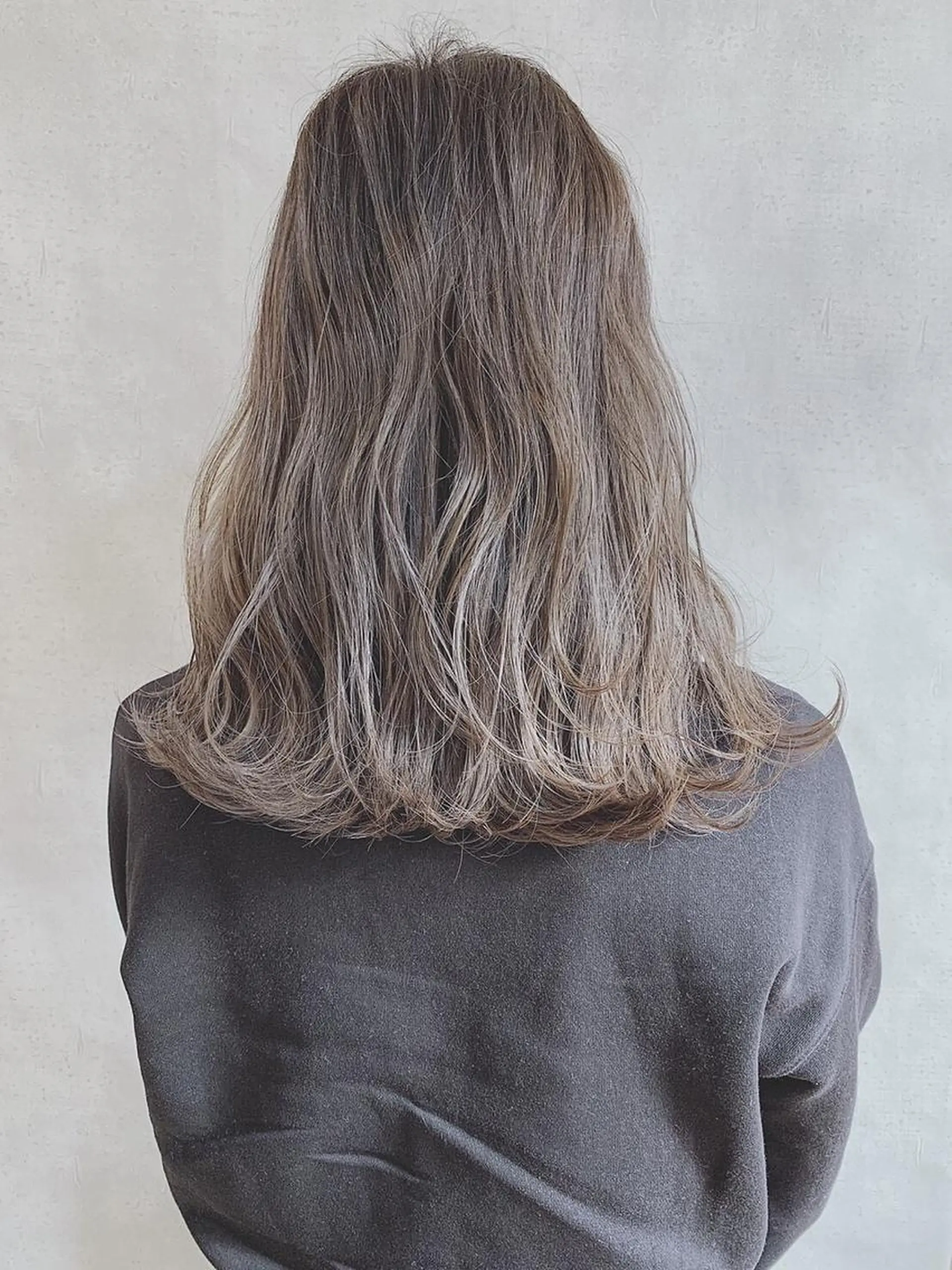 セミロング カラー パーマ ベージュカラー ミルクティーベージュ ホワイトミルクティーベージュ カット ヘアカラー トリートメント _ WHITE三宮店のヘアスタイル