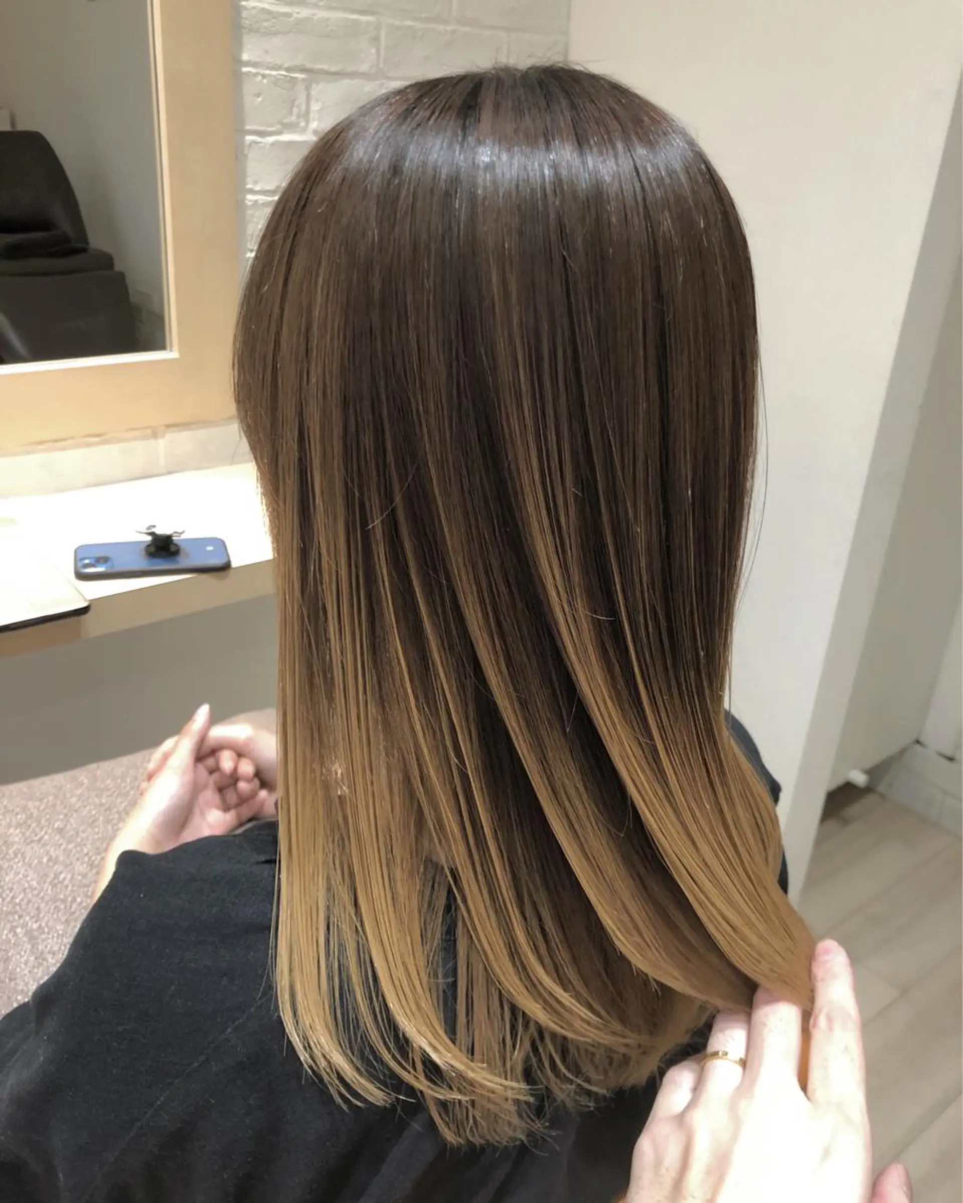 セミロング カラー パーマ ヘアアレンジ バレイヤージュ ベージュカラー グラデーションカラー ミルクティーベージュ レイヤーカット カット ヘアカラー トリートメント 【ツヤ髪美容師】 ツダケイスケのヘアスタイル