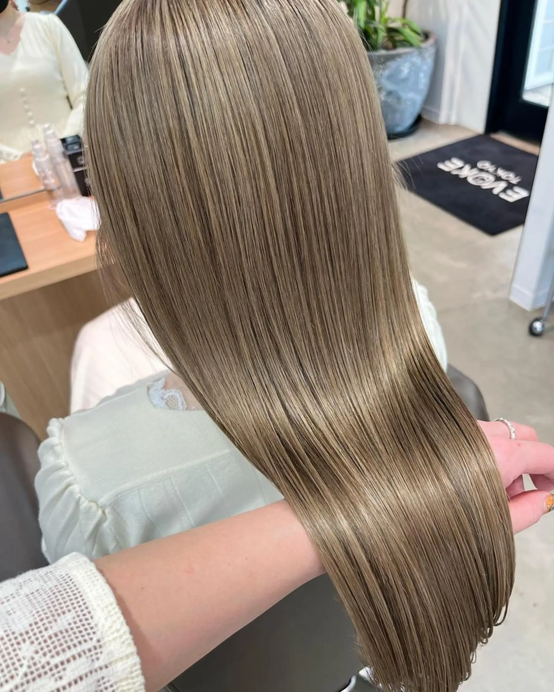 ミディアム カラー ヘアアレンジ ベージュカラー グレージュ ハイライトカラー ミルクティーベージュ くせ毛 韓国/髪質改善💘 櫻井かれんのヘアスタイル