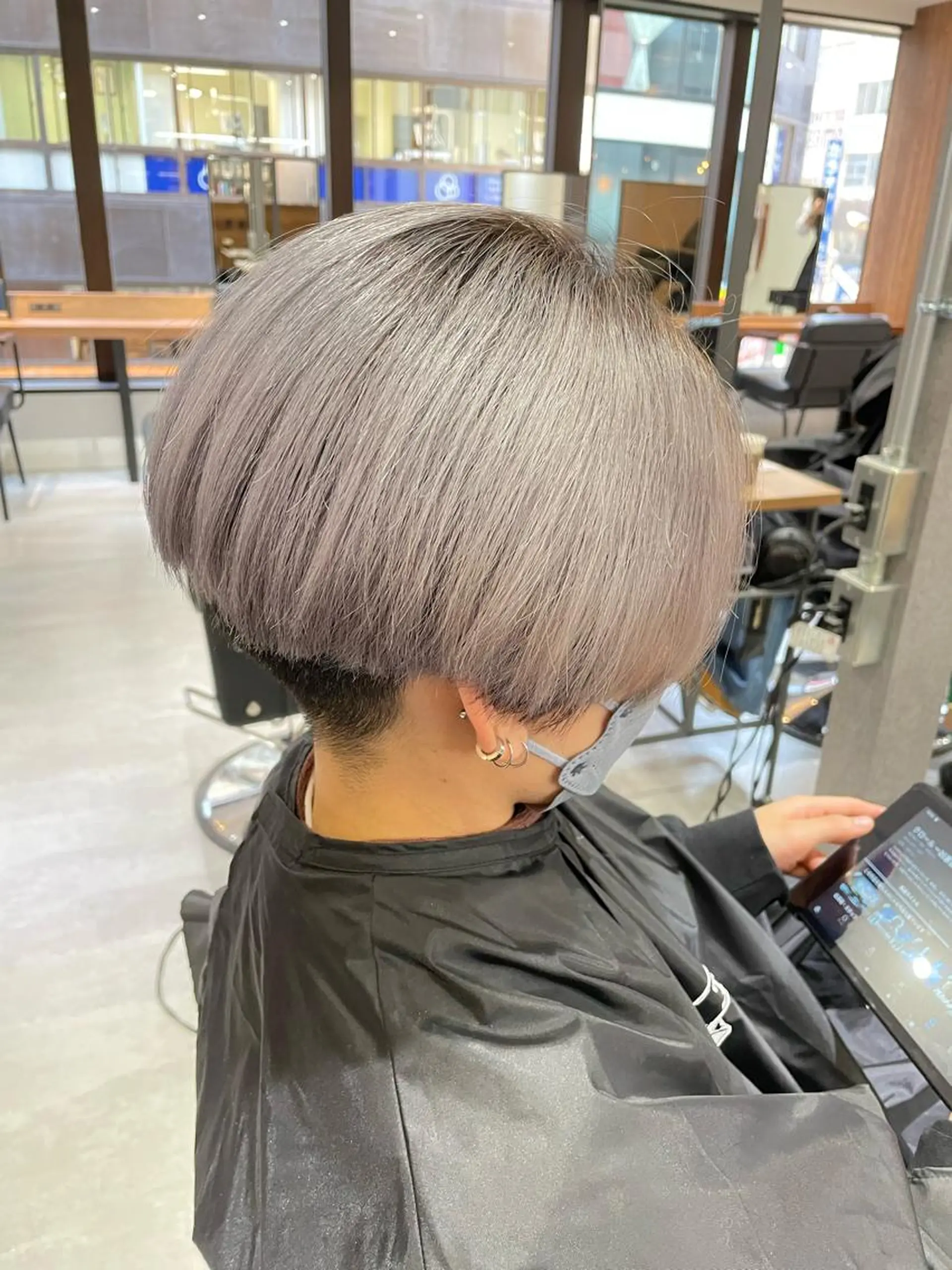 ショート カラー アッシュ ブリーチ ケアブリーチ ハイトーンカラー シルバー 池袋🧡ダブルカラー /馴染ませエクステのヘアスタイル