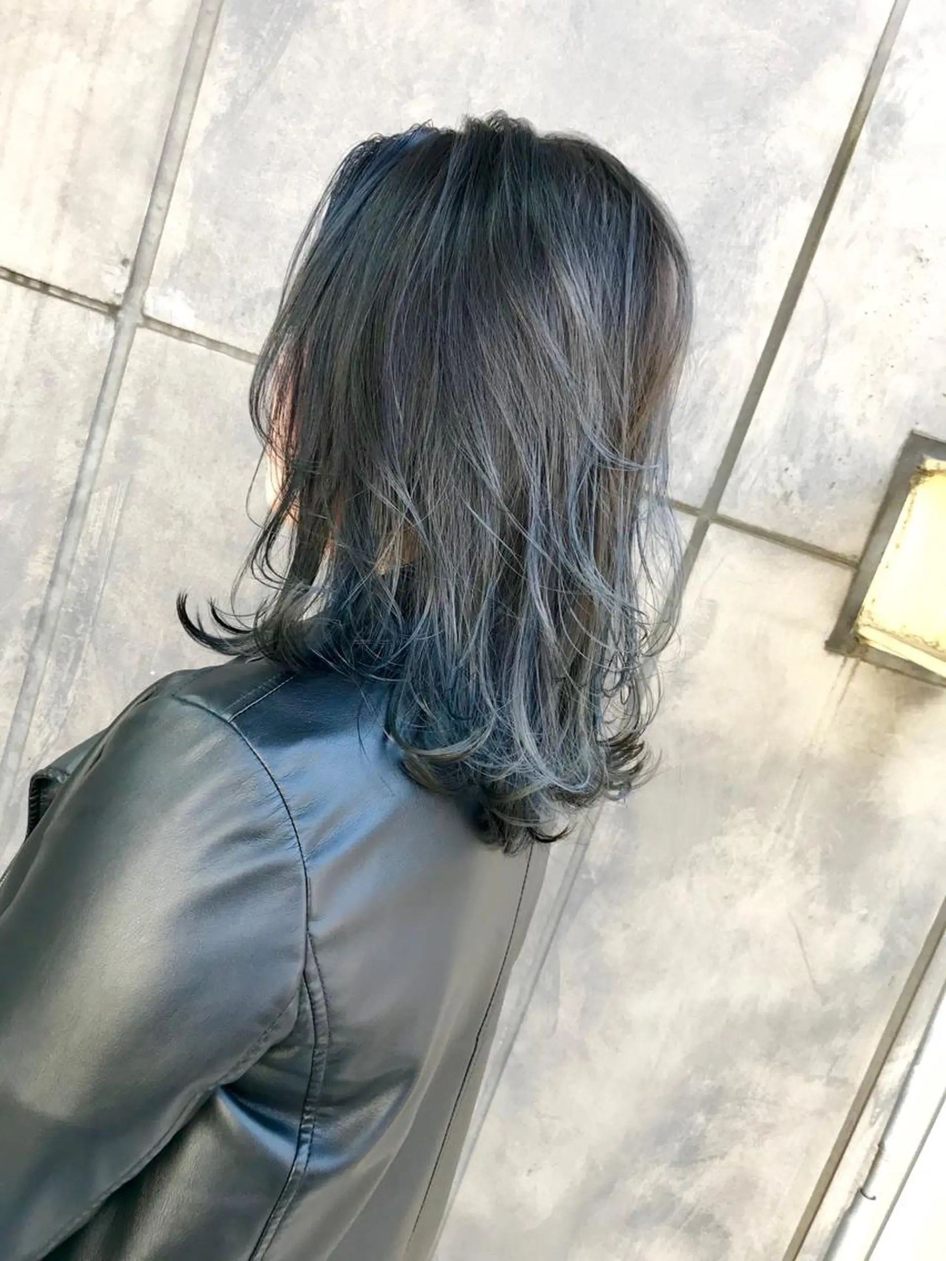 ミディアム カラー ブルーカラー ブルージュ TOMOYAレイヤー ブリーチ縮毛矯正のヘアスタイル