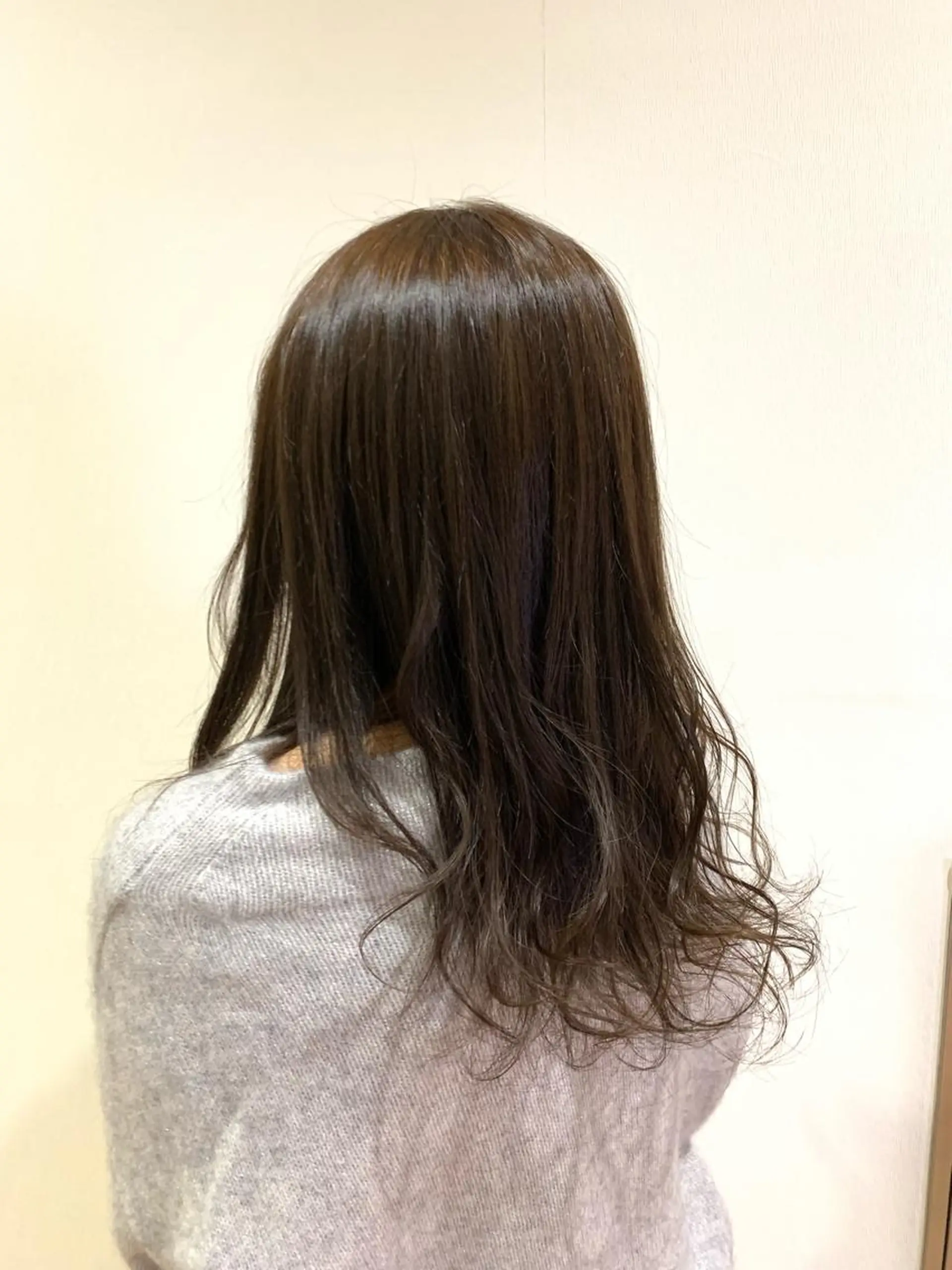 セミロング カラー ベージュカラー オリーブベージュ ヘアカラー 相澤 茉澄のヘアスタイル