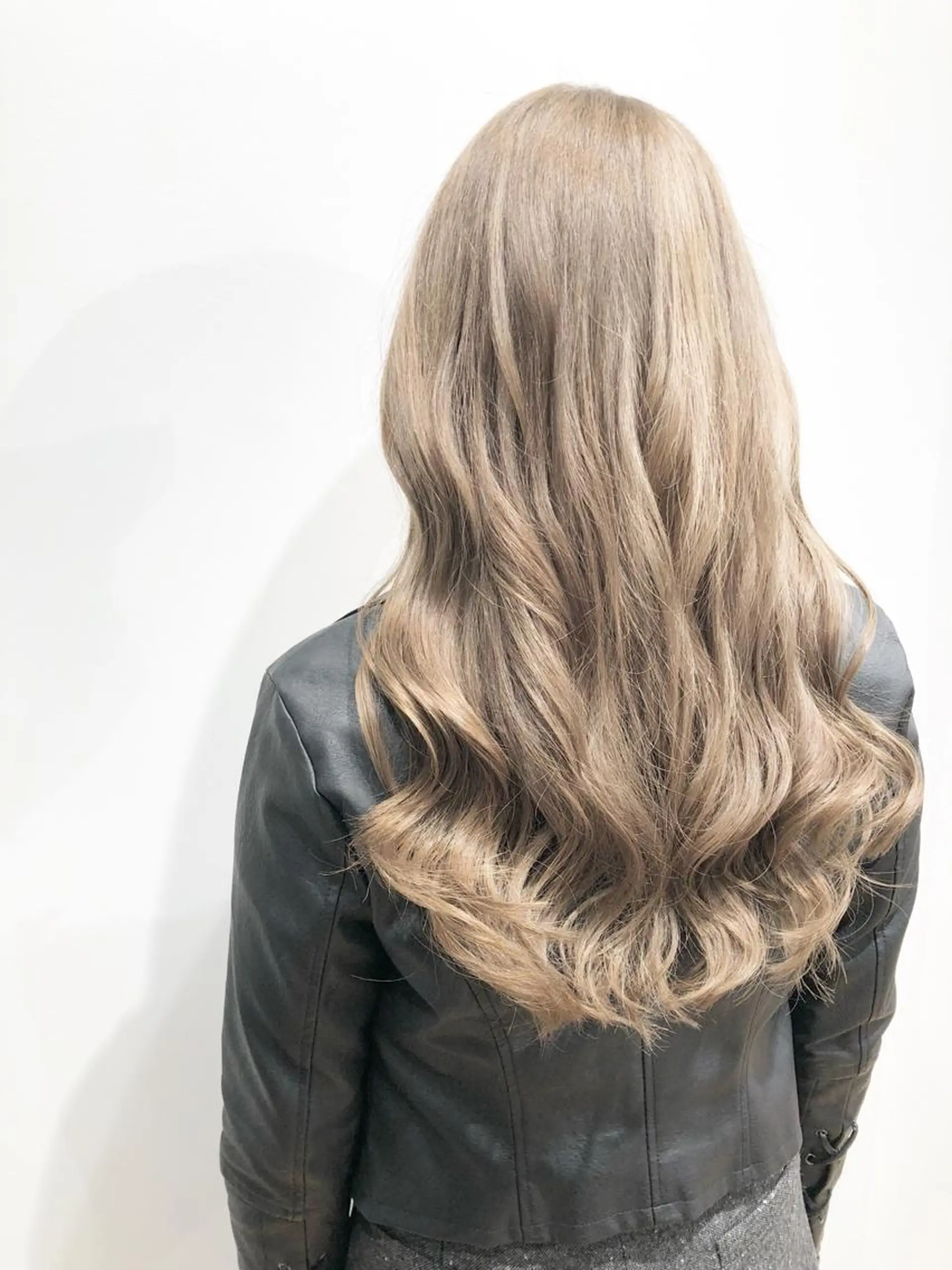 ロング カラー ベージュカラー ブリーチ ケアブリーチ ミルクティーベージュ  渡部 妃月のヘアスタイル