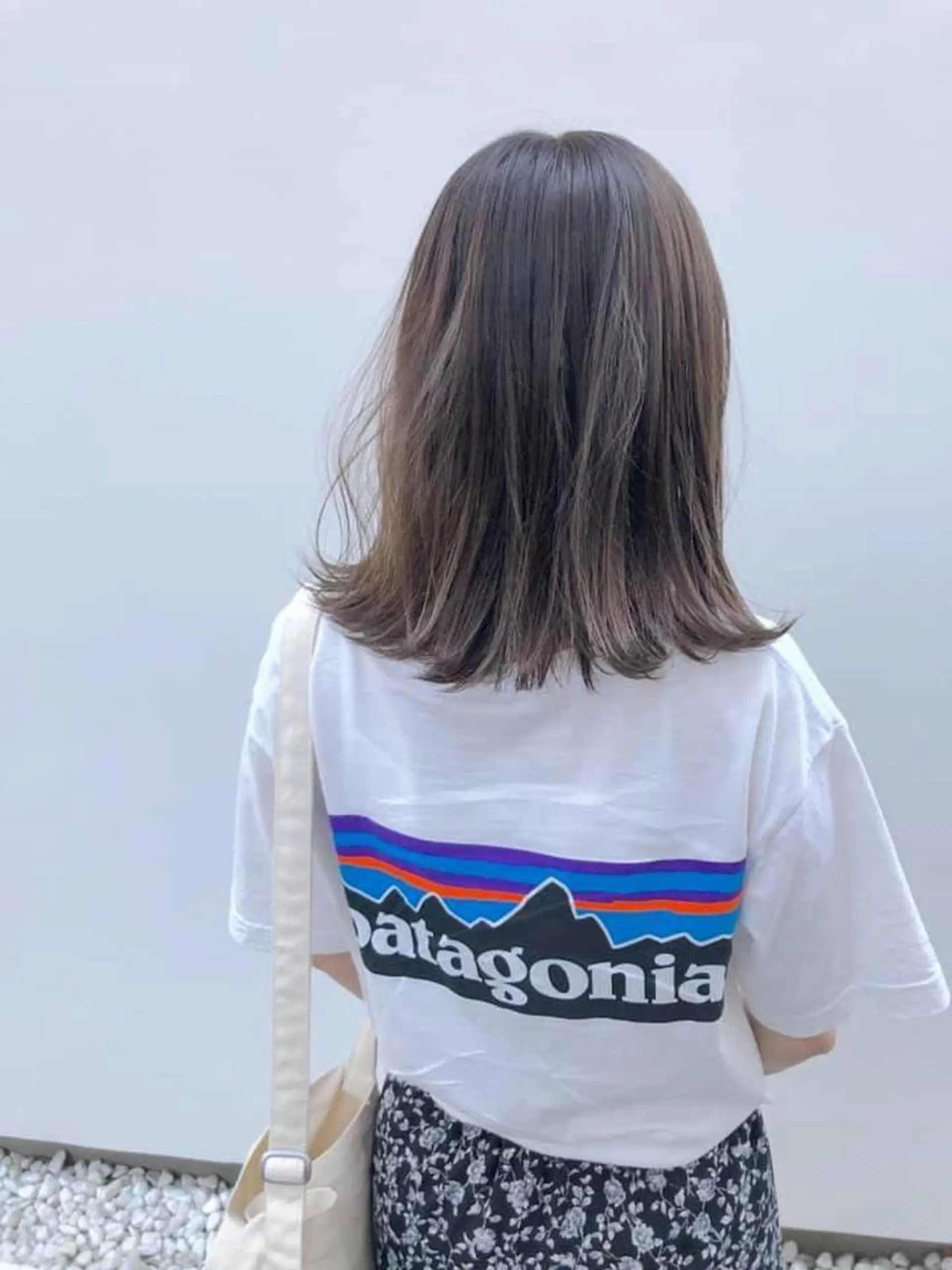 ミディアム ブリーチなしカラー/ 顔周りレイヤーカットのヘアスタイル