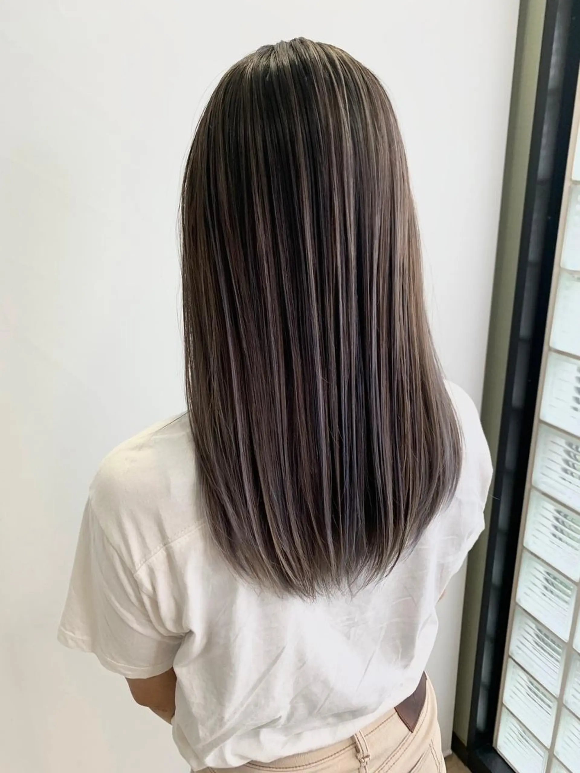 ロング カラー パーマ ヘアアレンジ シールエクステ アッシュ バレイヤージュ ベージュカラー ブリーチ L. OSAKAのヘアスタイル