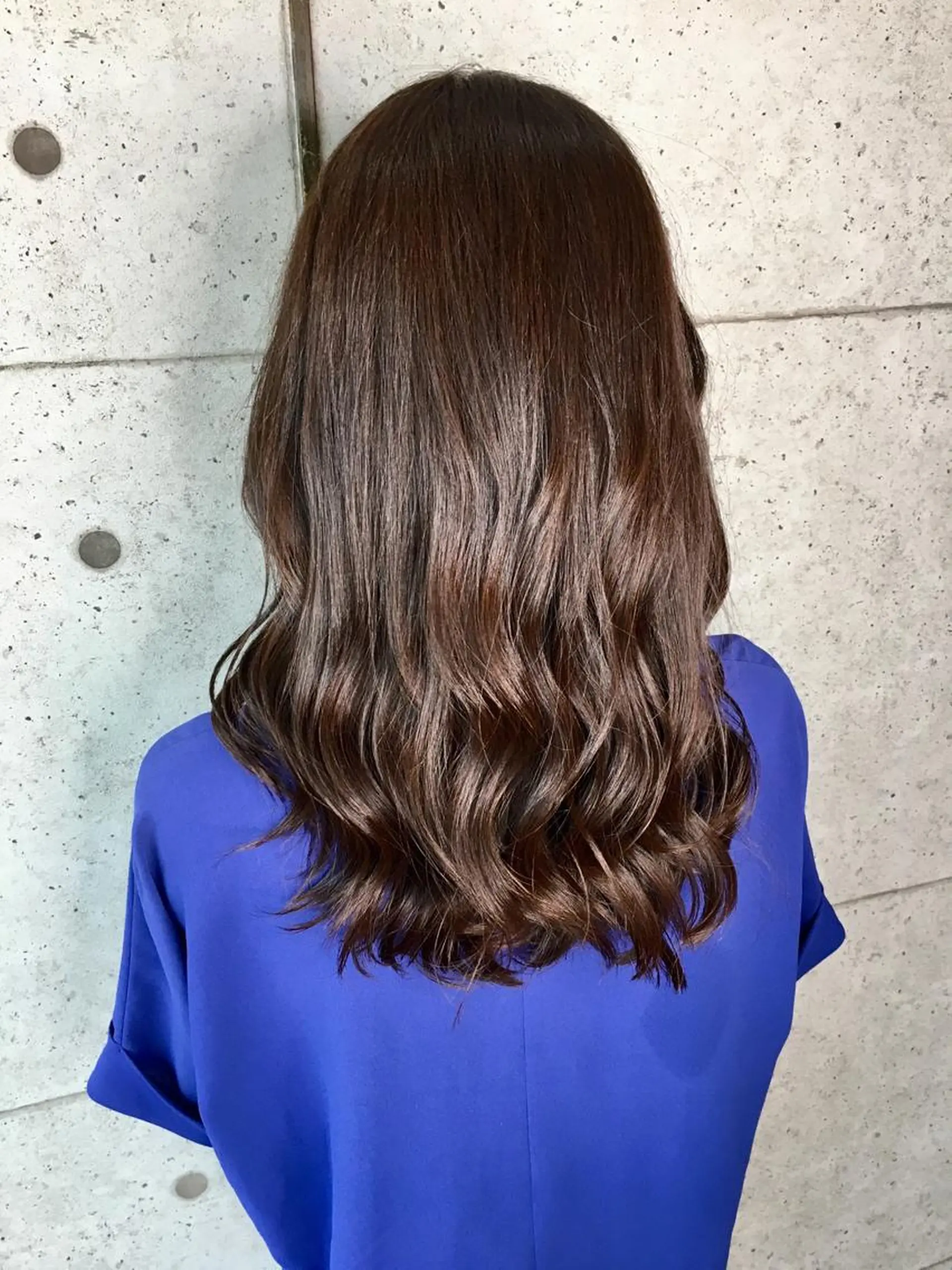 セミロング 足立 磨咲のヘアスタイル