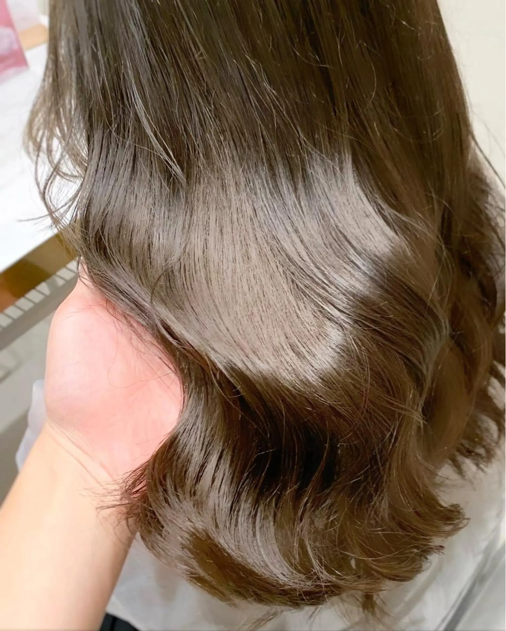 ロング カラー 切りっぱなしボブ ブリーチ グレージュ イルミナカラー インナーカラー ヘアカラー トリートメント ヘアセット ニュアンスレイヤー ハイトーンカラーのヘアスタイル