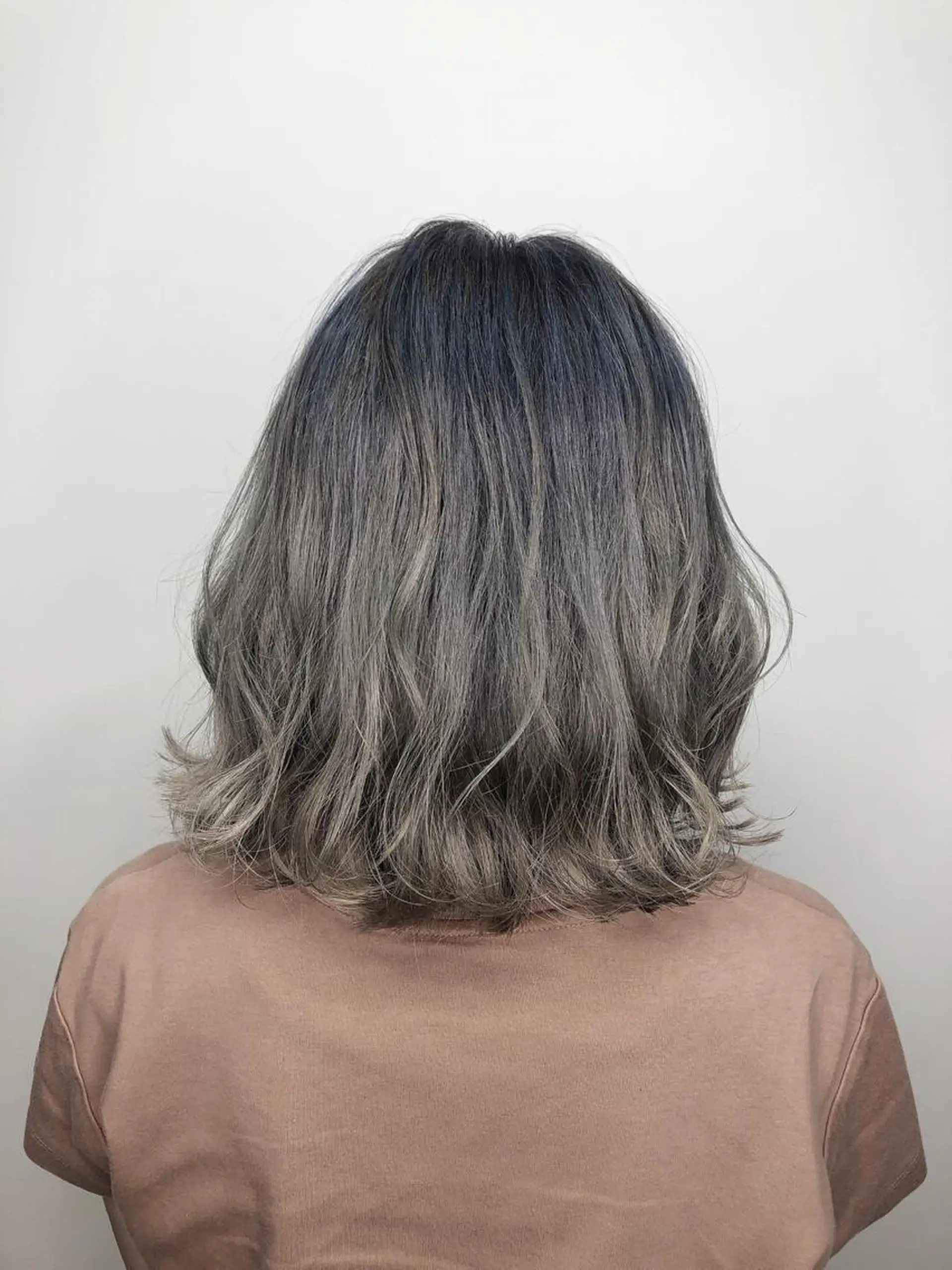 ミディアム カラー 韓国🩵海外ヘア 宮川華奈のヘアスタイル