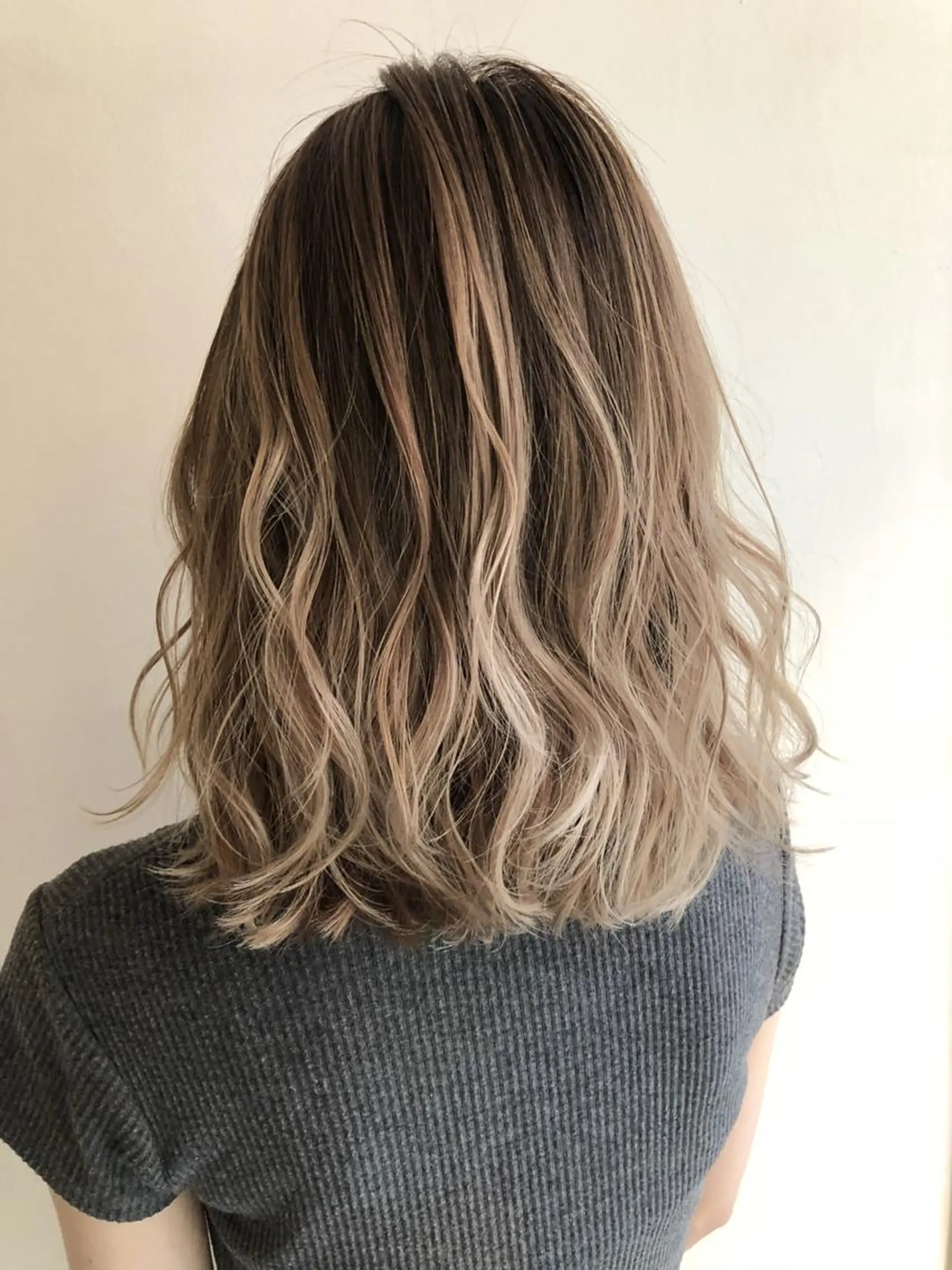 ミディアム カラー バレイヤージュ グラデーションカラー レイヤーカット WONK. ウォンク 心斎橋のヘアスタイル