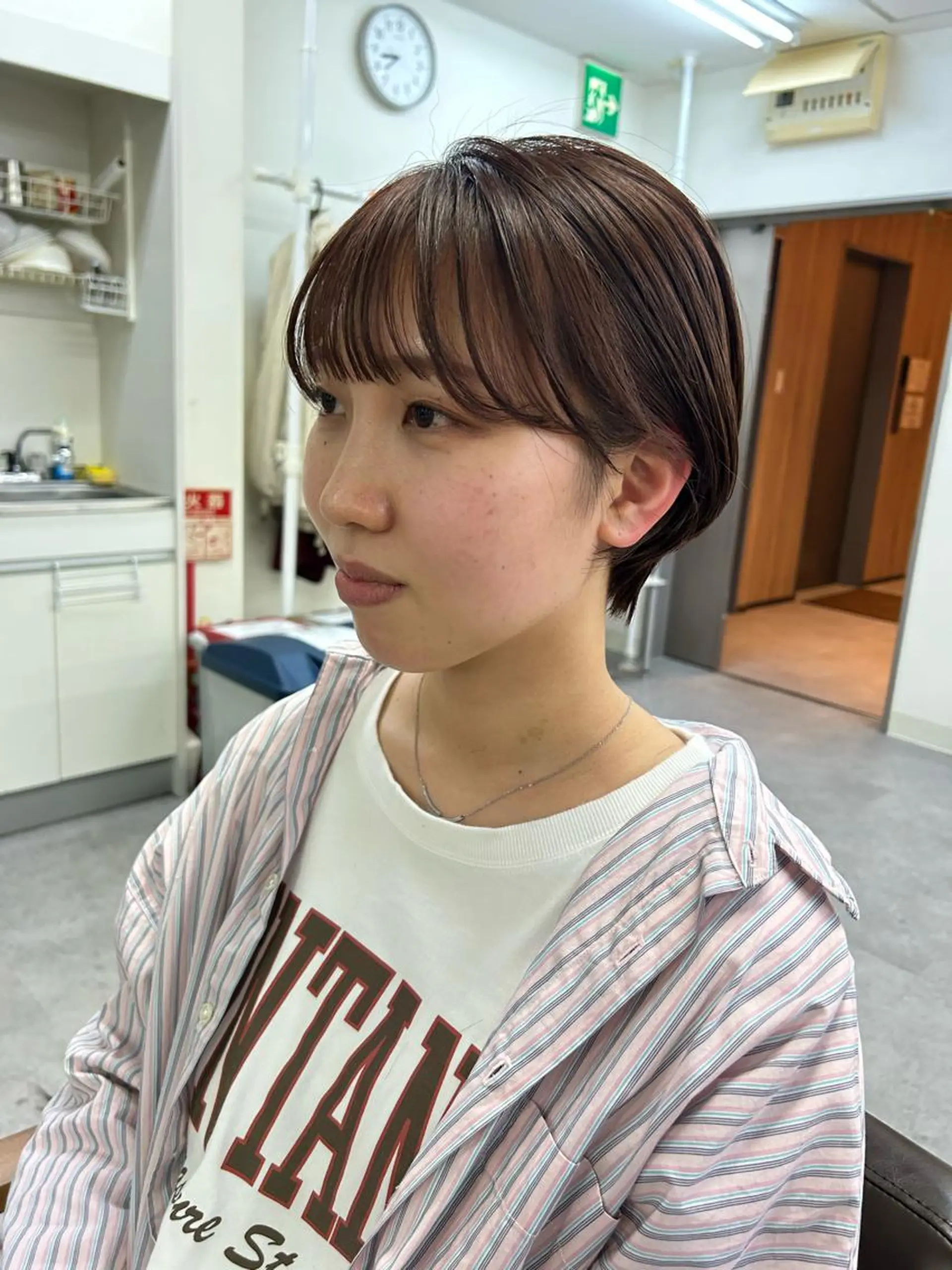 ショート オリーブベージュ/ ブリーチなし透明感のヘアスタイル