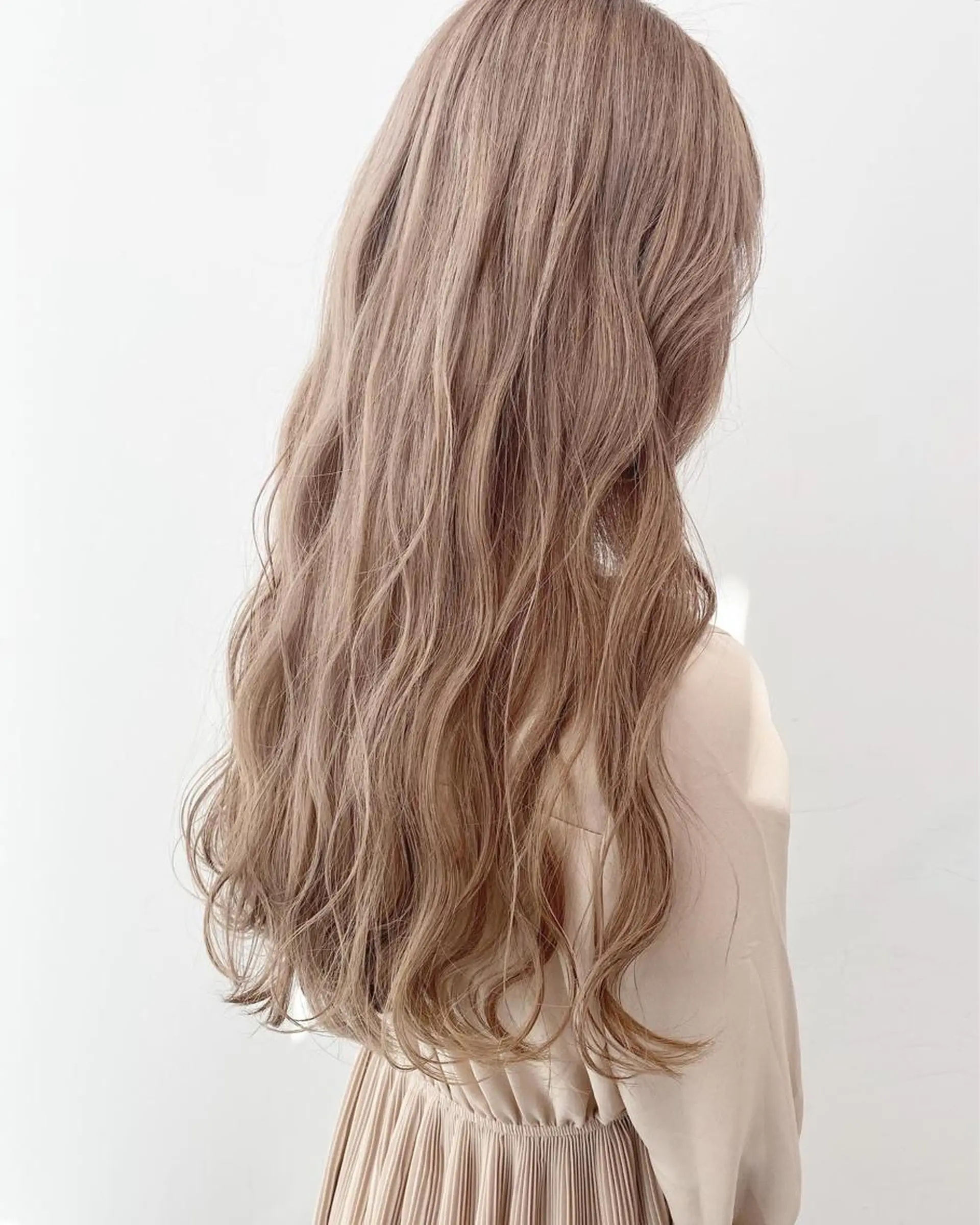 ロング カラー ベージュカラー ダブルカラー ミルクティーベージュ 【ブリーチカラー】 🌈ALIVE若山葵のヘアスタイル