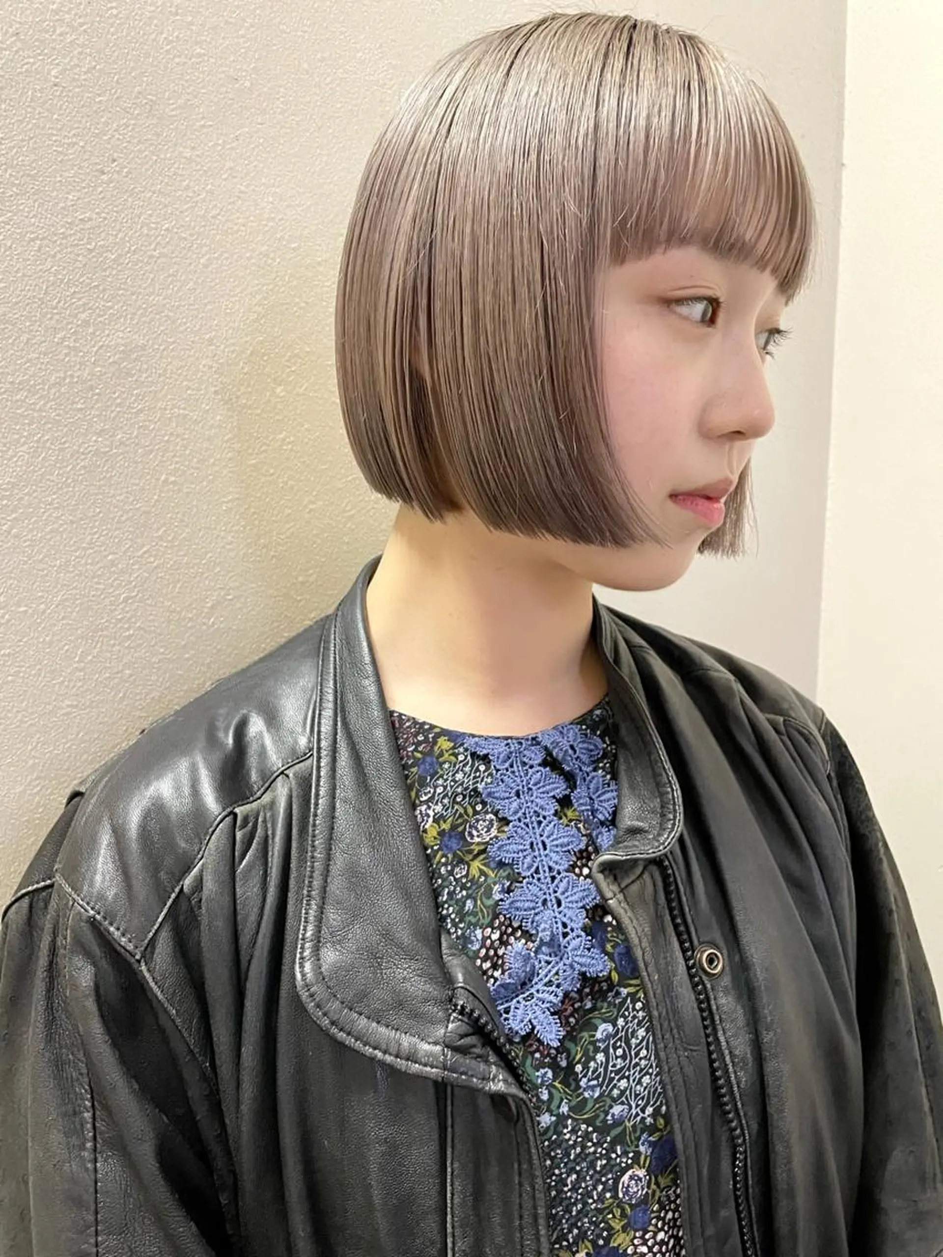 ショート カラー ヘアアレンジ 前下がりボブ グレージュ ボブ カット ヘアカラー トリートメント 丸山渉/パーマ エフェクトブリーチのヘアスタイル