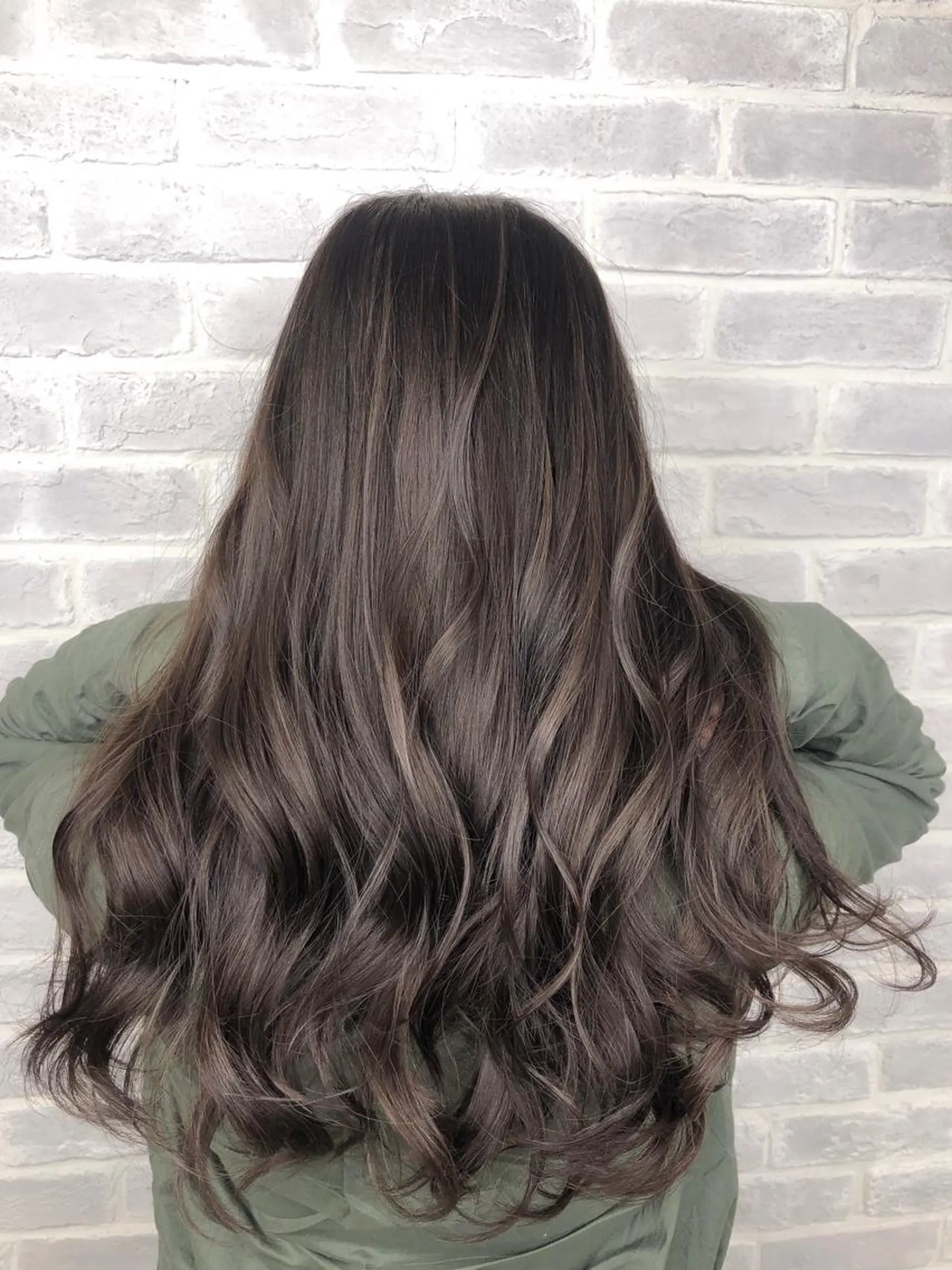 セミロング カラー アディクシーカラー ハイライトカラー ハイライト eclair.髪質改善&トリートメント所属・【艶髪、透明感】西村 有司のヘアスタイル