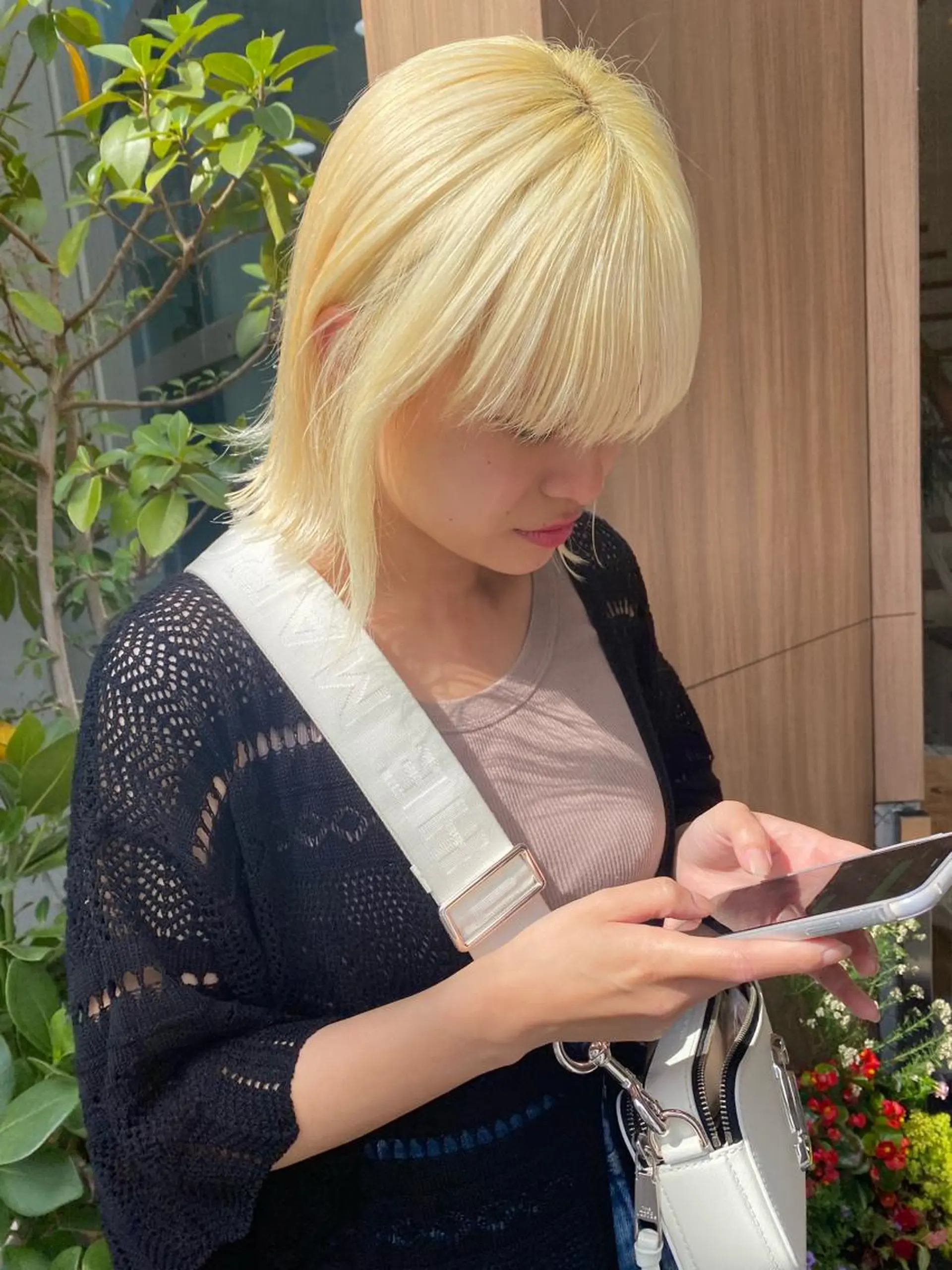 ミディアム カラー 抜きっぱなしブロンド ブロンド ヘアカラー トリートメント レイヤーカット /透明感/千葉怜寿のヘアスタイル