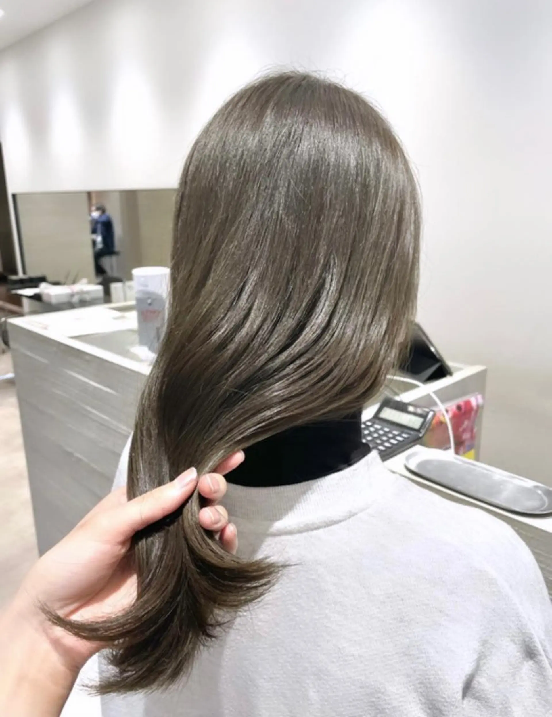 ロング カラー ブリーチ ブリーチなしカラー オリーブカラー サキ🤍ハイトーン 🩰くびれ巻きヘアのヘアスタイル