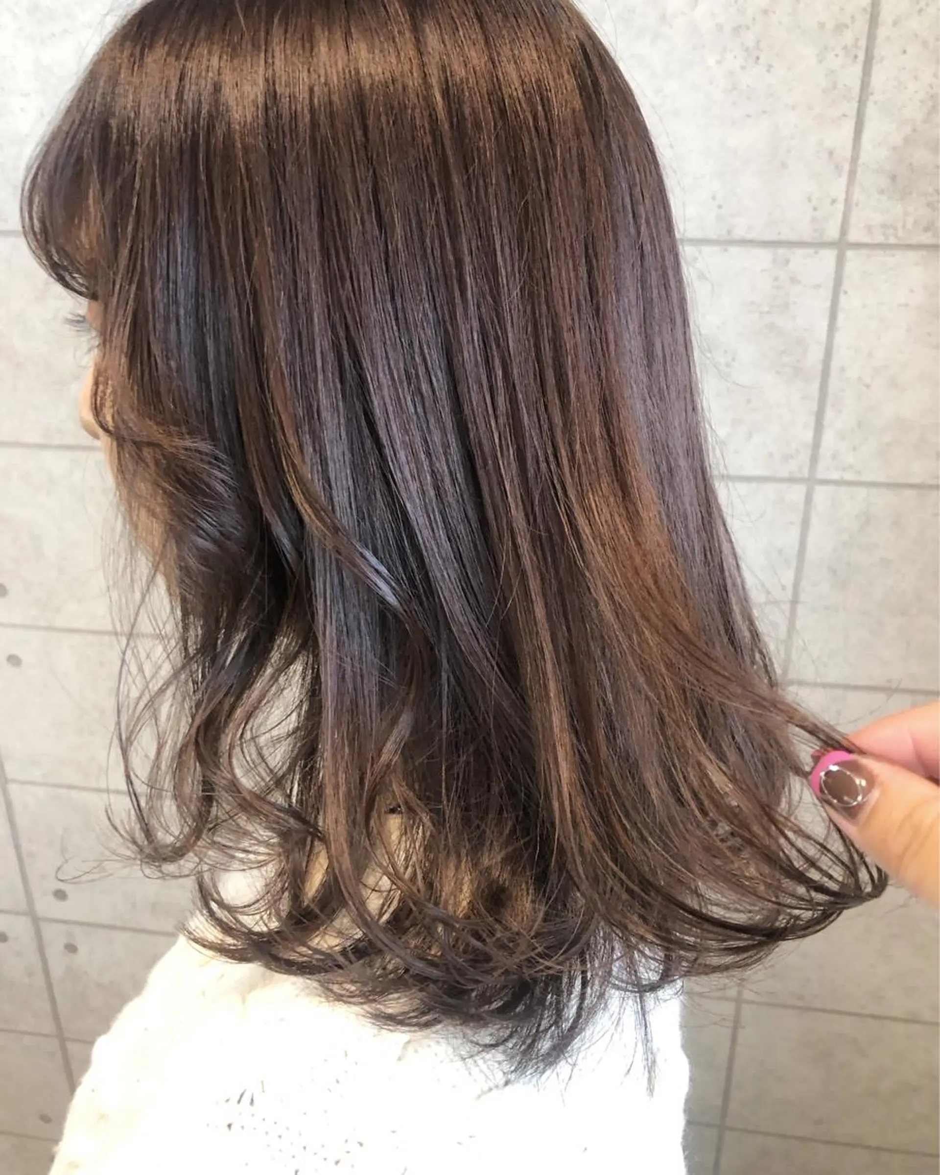 ミディアム カラー グレージュ カット ヘアカラー トリートメント 西本 夏美のヘアスタイル