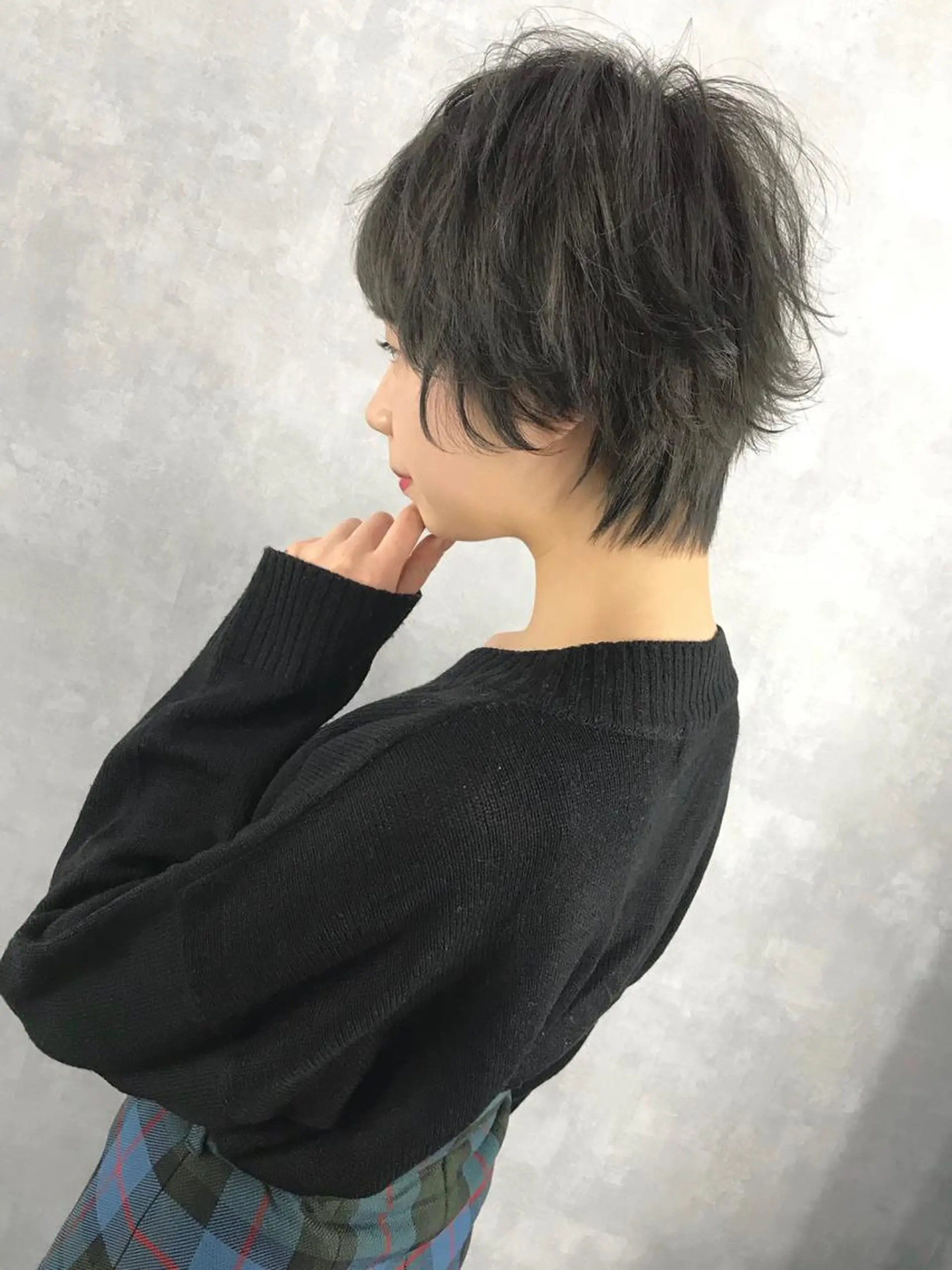 ショート カラー グレージュ TOMOYAレイヤー ブリーチ縮毛矯正のヘアスタイル