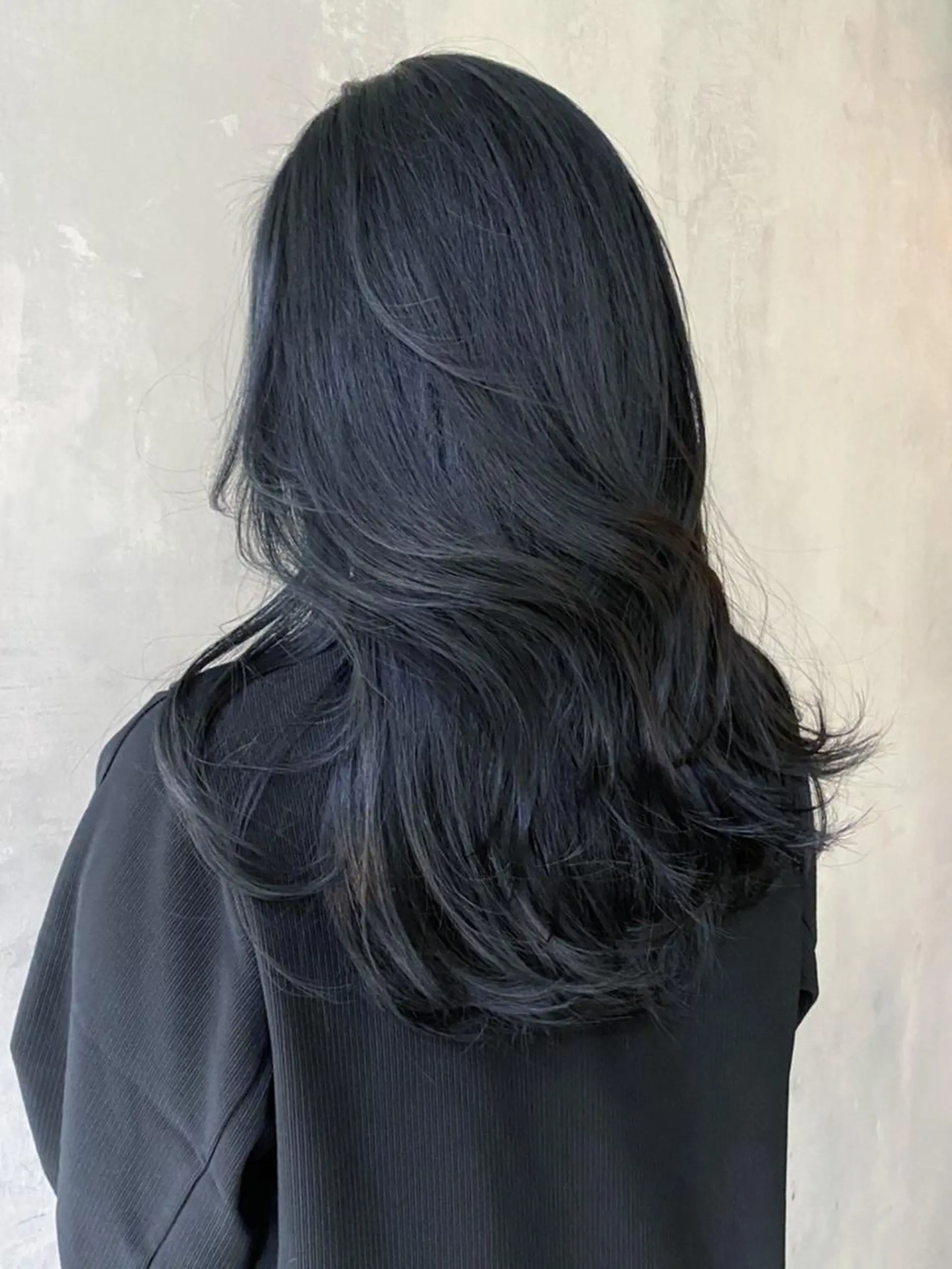 ミディアム カラー パーマ ヘアアレンジ 黒髪 ブルーカラー ブルーブラック レイヤーカット ITbyALBUM 藤沢店のヘアスタイル