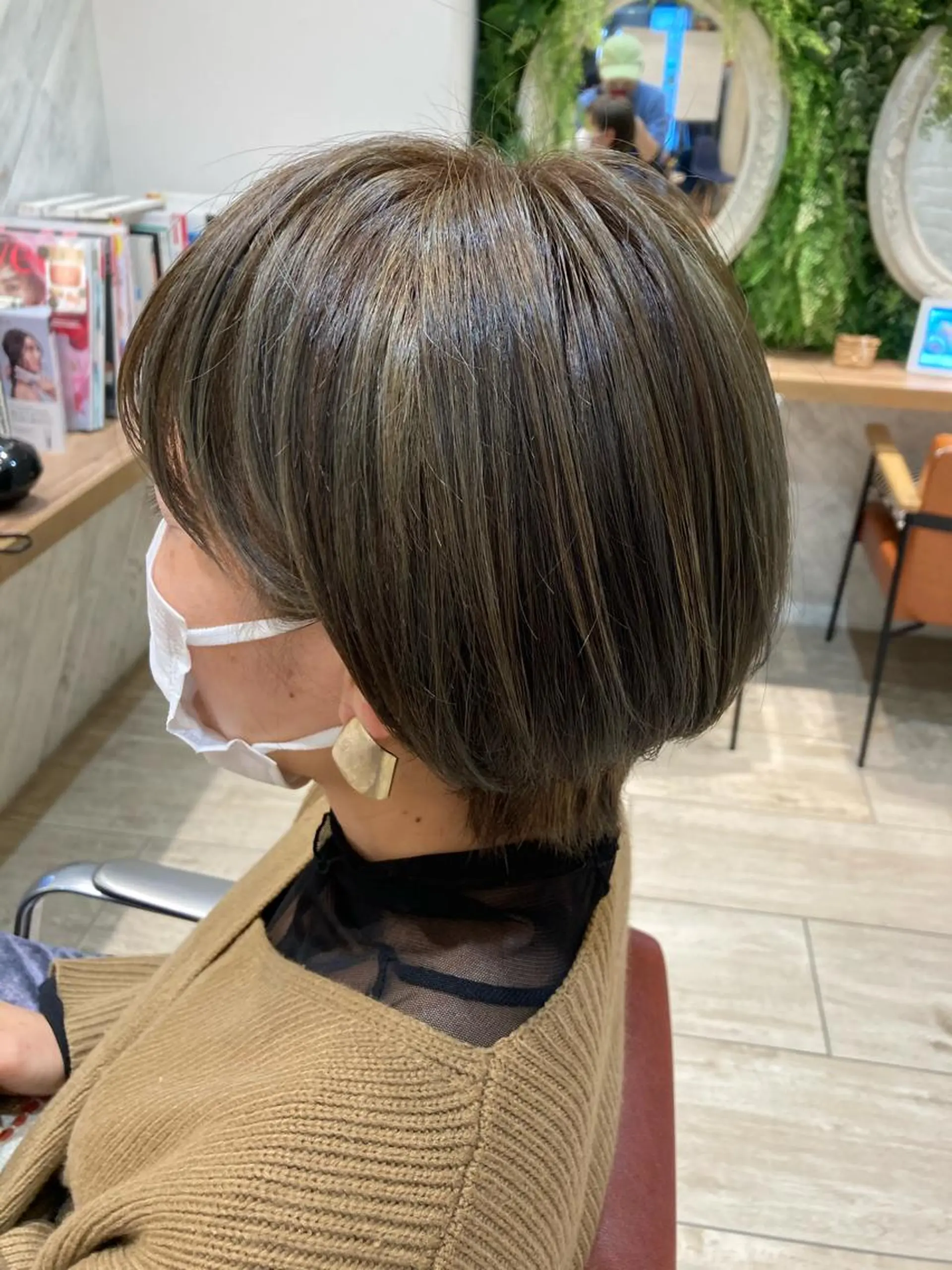 ショート 白髪ぼかしハイライト ヘアアレンジのヘアスタイル