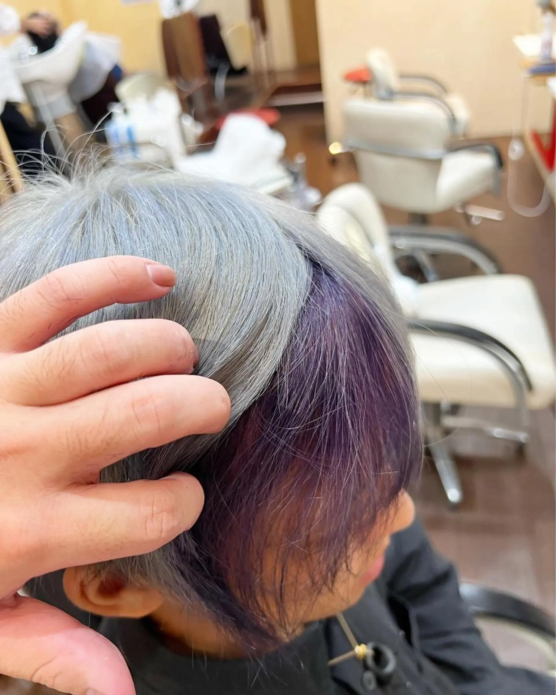 カラー メンズ メンズインナーカラー インナーカラー シルバー ヘアカラー まさき✂︎ブリーチ／ デザインカラーのヘアスタイル