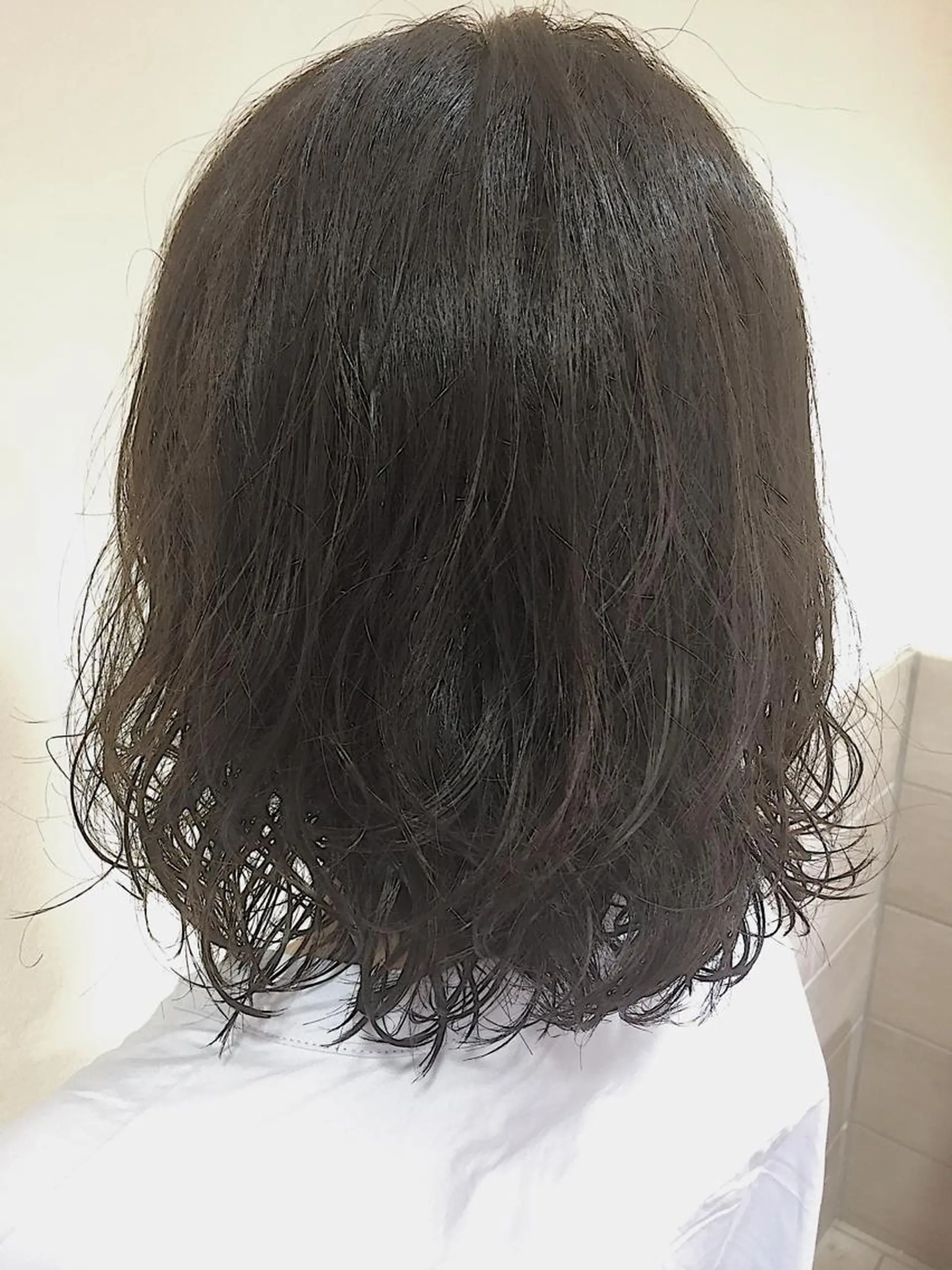 ミディアム カラー パーマ ミディアムパーマ アッシュ ダークアッシュ 可愛いを作る神 ナオヒロのヘアスタイル