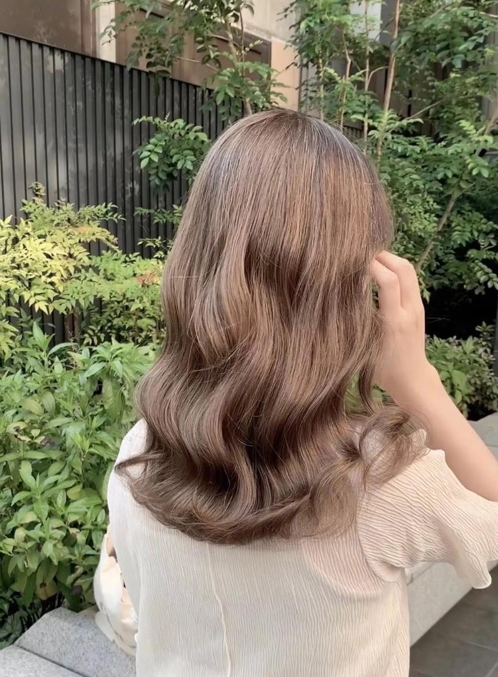 セミロング ボブ 斜めバング 外国人風カラー 伸ばしかけ ハイライト ＿WHITE鳳店 アンダーバーホワイトのヘアスタイル