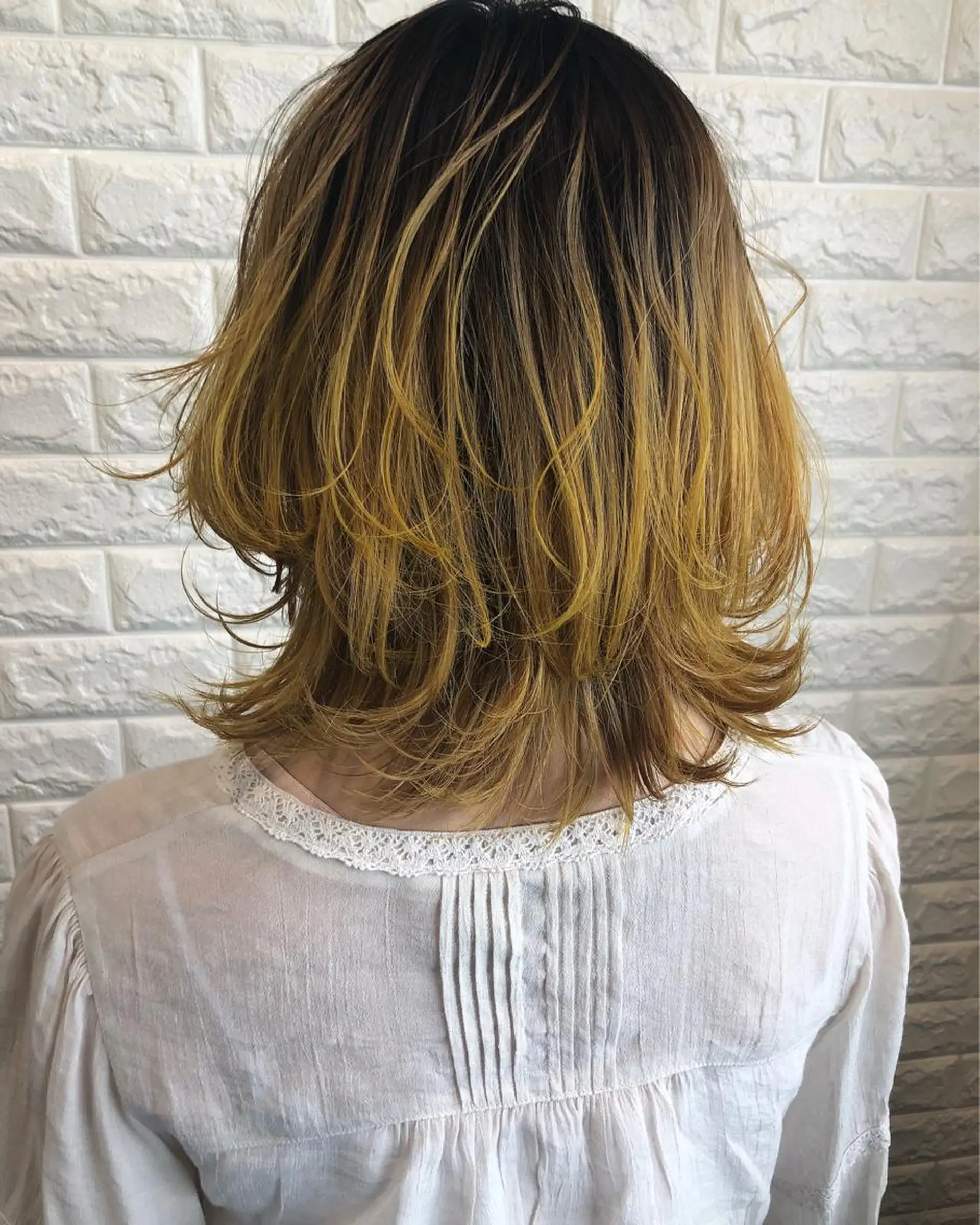 ミディアム カラー イエローカラー ウルフカット 西本 夏美のヘアスタイル