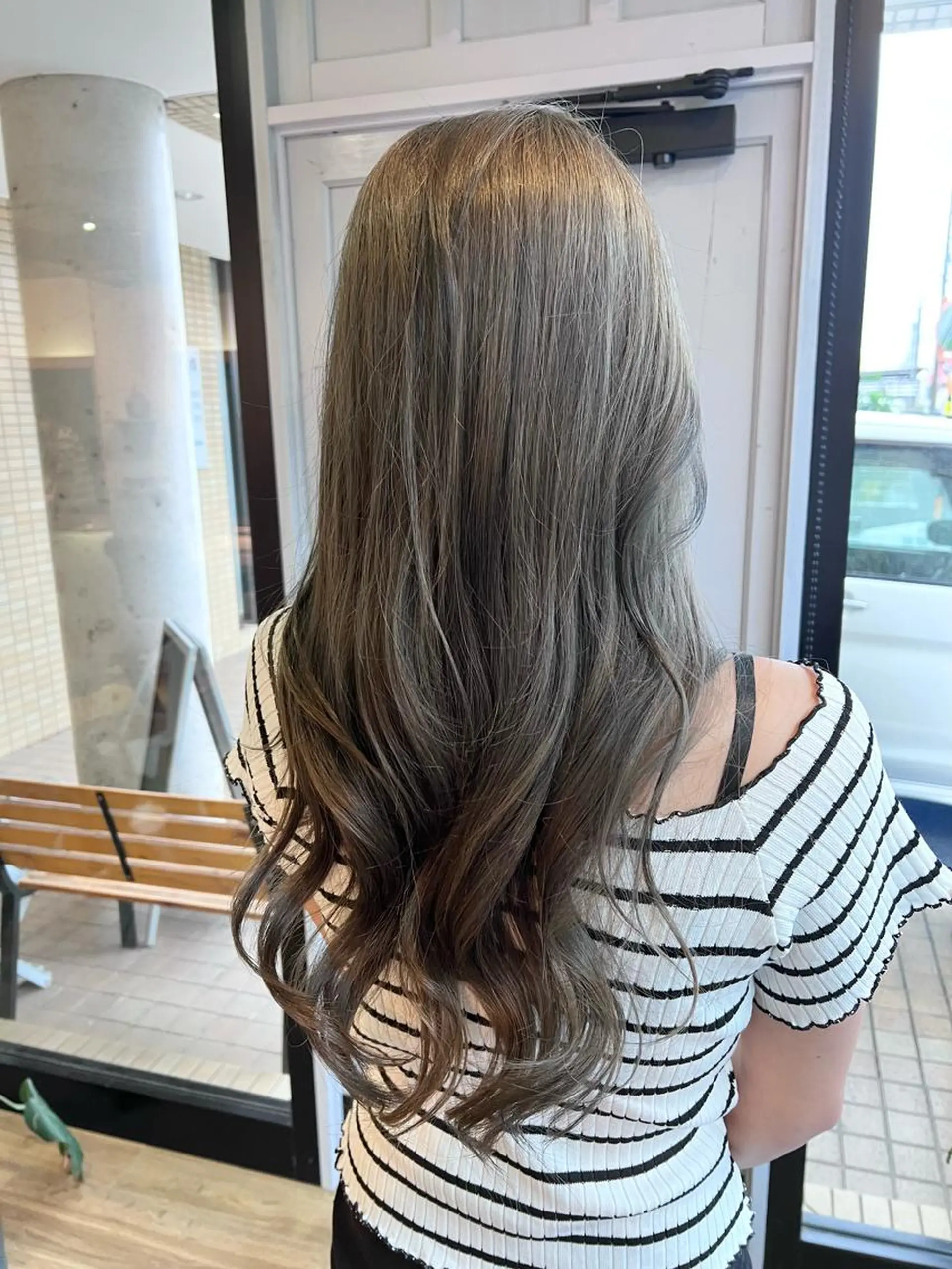 ロング カラー ブリーチ グレージュ ヘアカラー トリートメント ツキダテ ユイのヘアスタイル