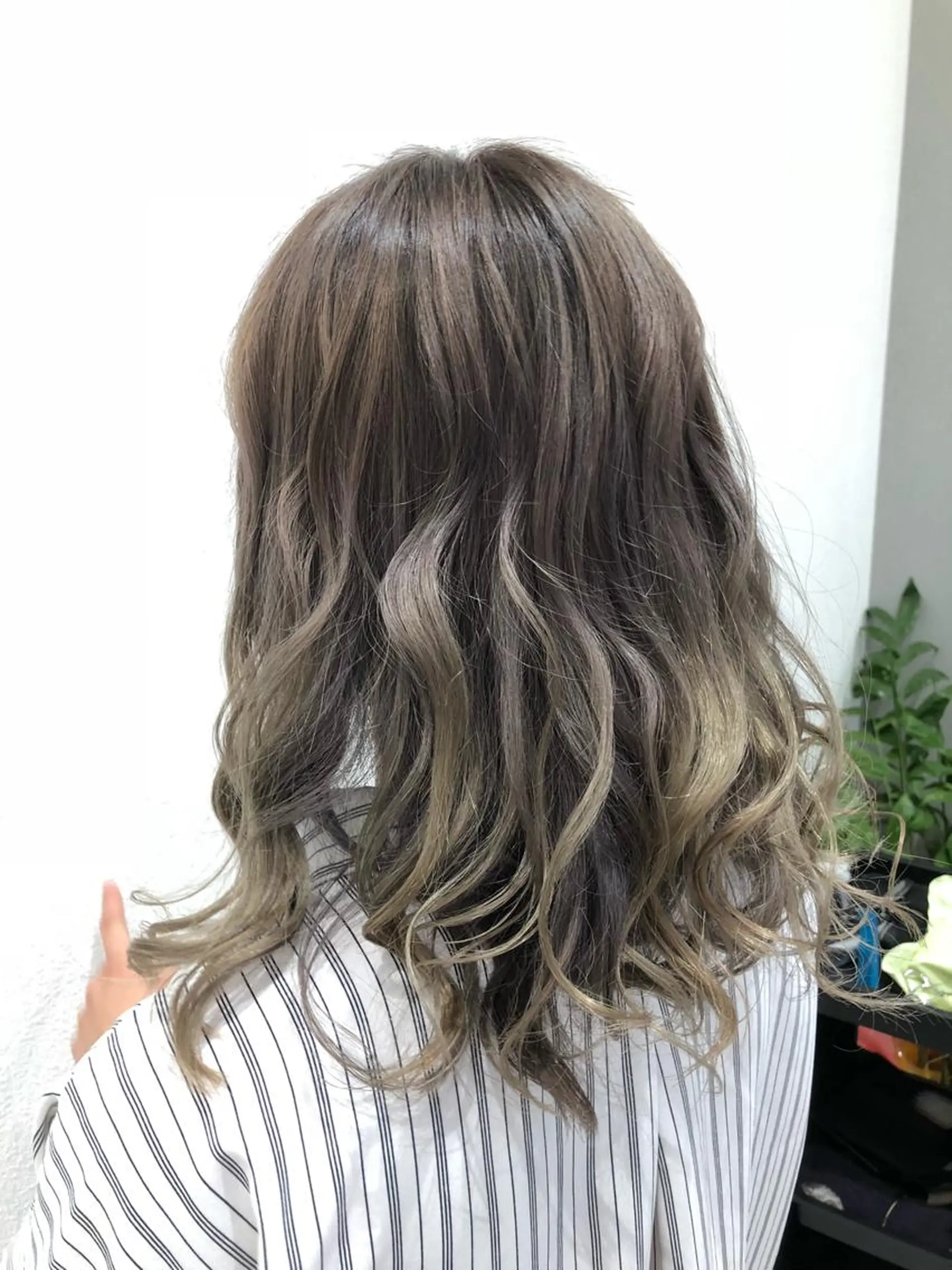 ミディアム ヘアカラー 岸 保奈美のヘアスタイル
