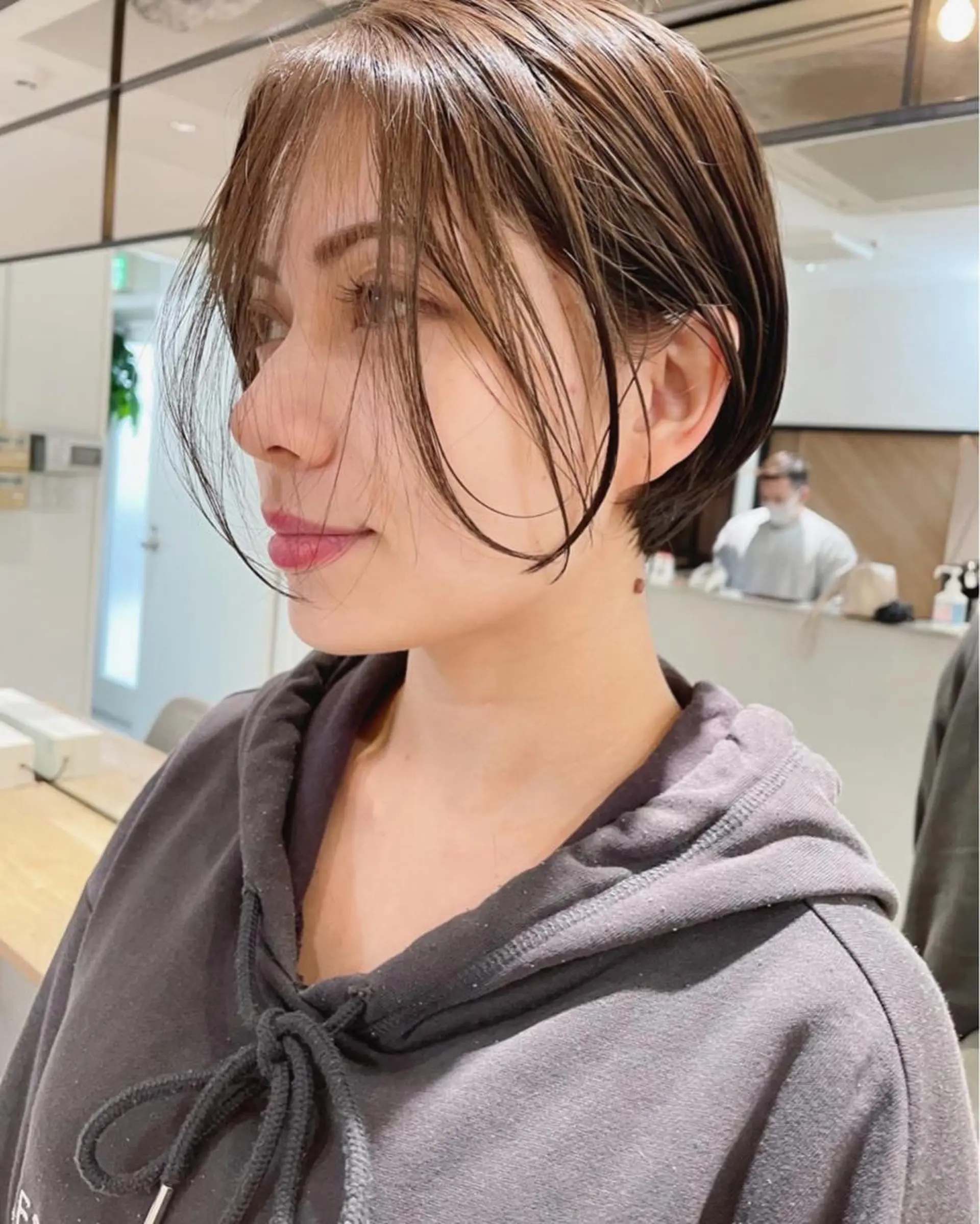 ショート カラー 伸ばしかけ カット ヘアカラー トリートメント Loom.所属・村上雅人 ナチュラルモードのヘアスタイル