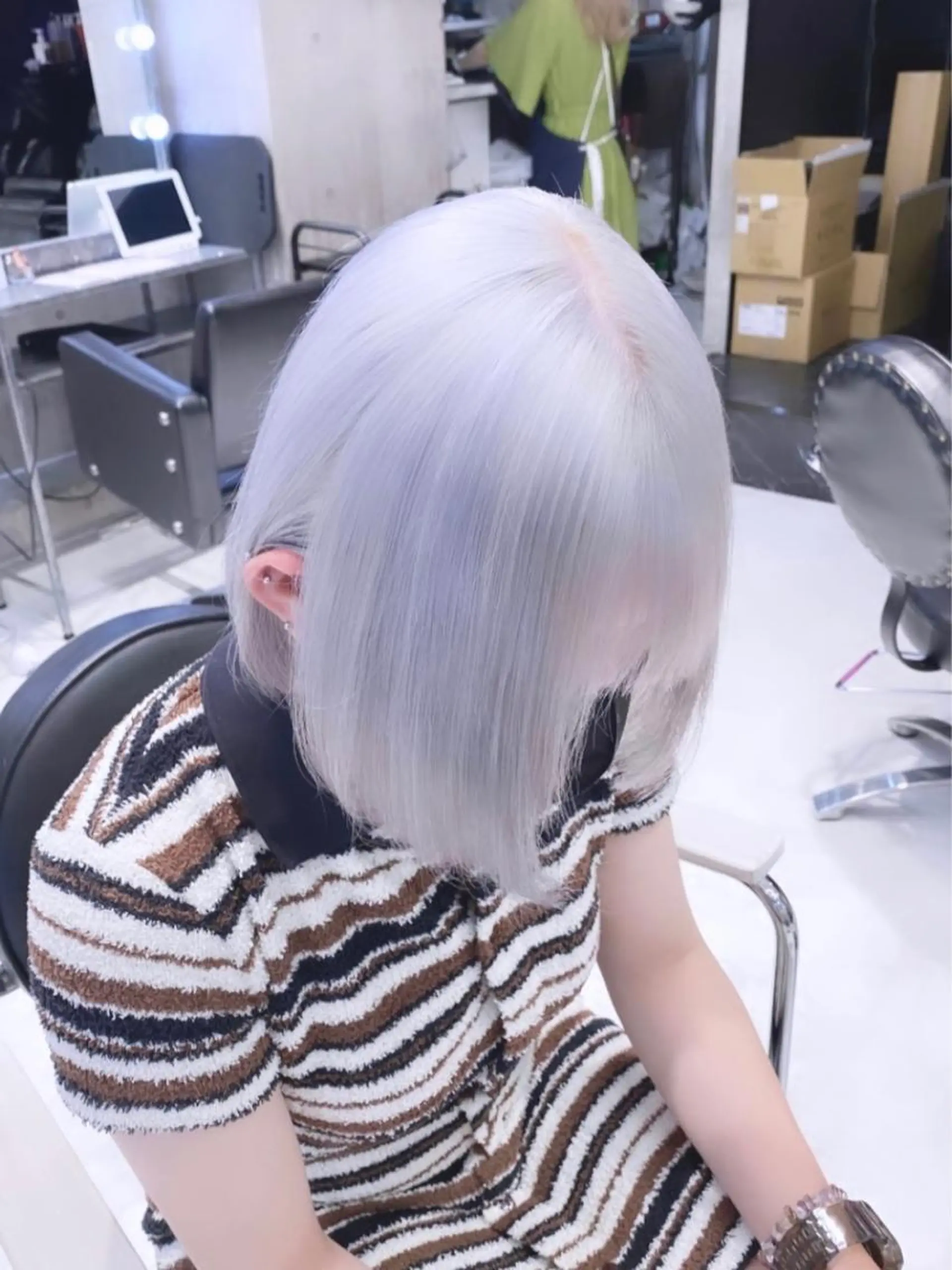 ミディアム カラー パーマ ヘアアレンジ メンズ キッズ ネイル マツエク・マツパ アイブロウ 眉カラー ホワイト ハイトーンNo.1 👩🏼NaGiSaのヘアスタイル