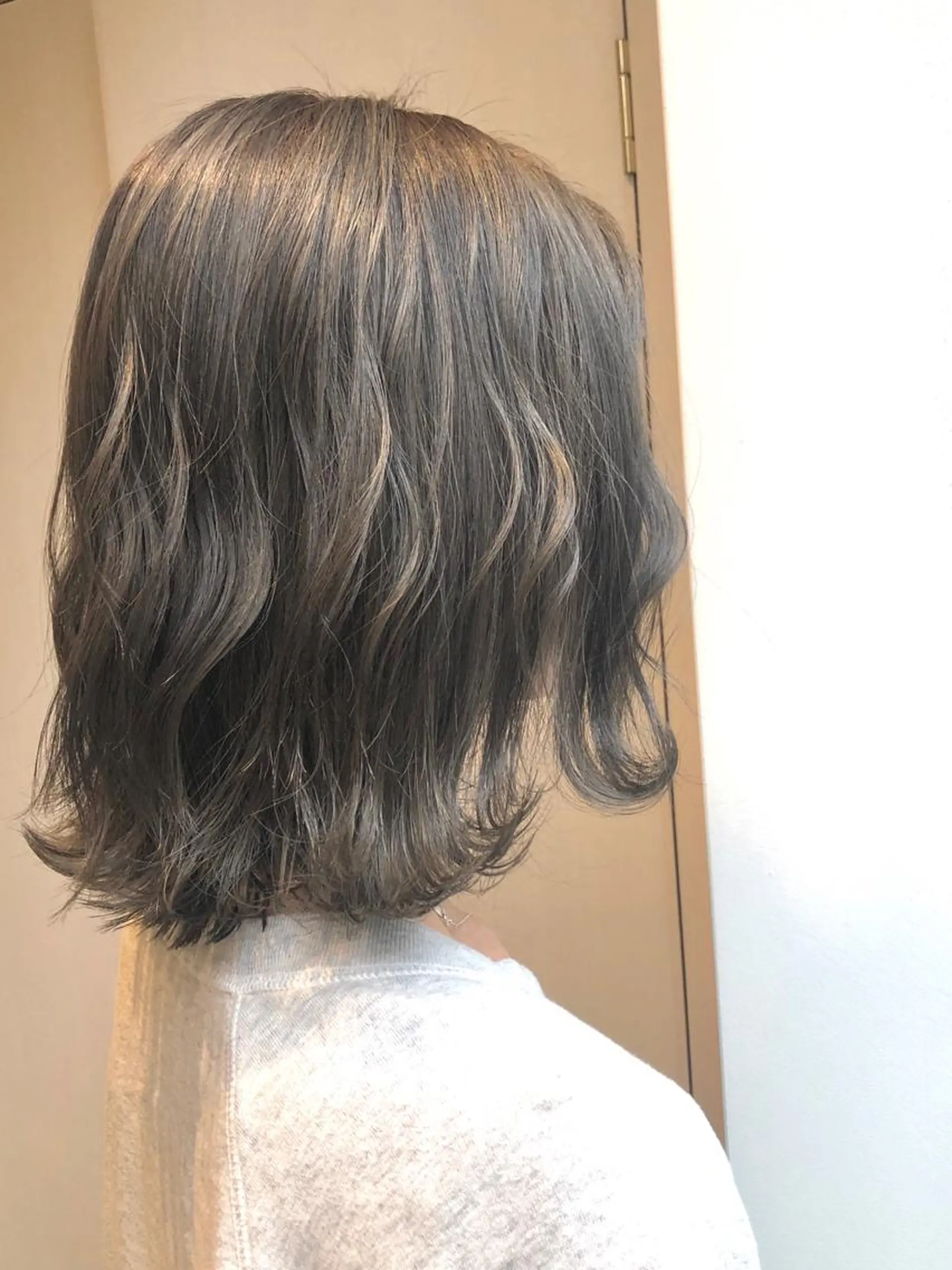 ミディアム カラー マツエク・マツパ アッシュ ベージュカラー グレージュ ハイライトカラー オレンジ カット ヘアカラー トリートメント 佐々木 シホミのヘアスタイル