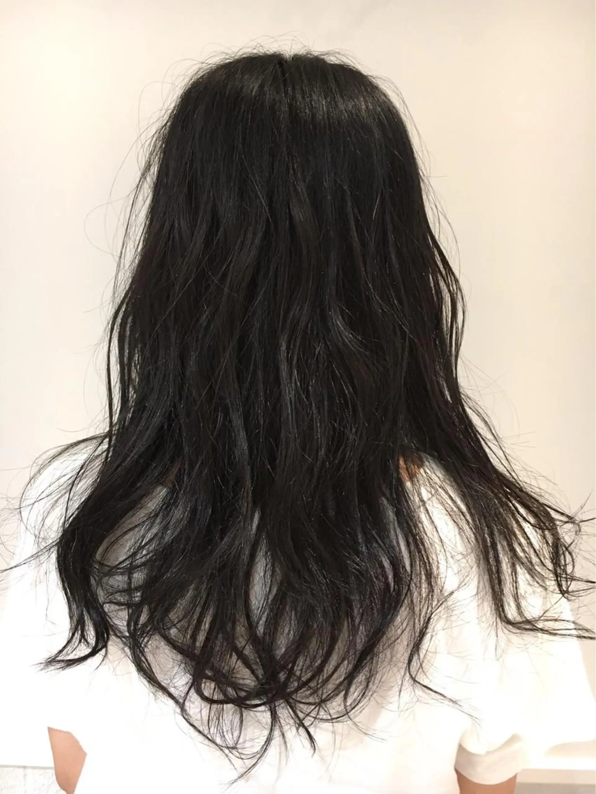 カラー アッシュ アッシュブラック 黒髪 江原 彩華のヘアスタイル
