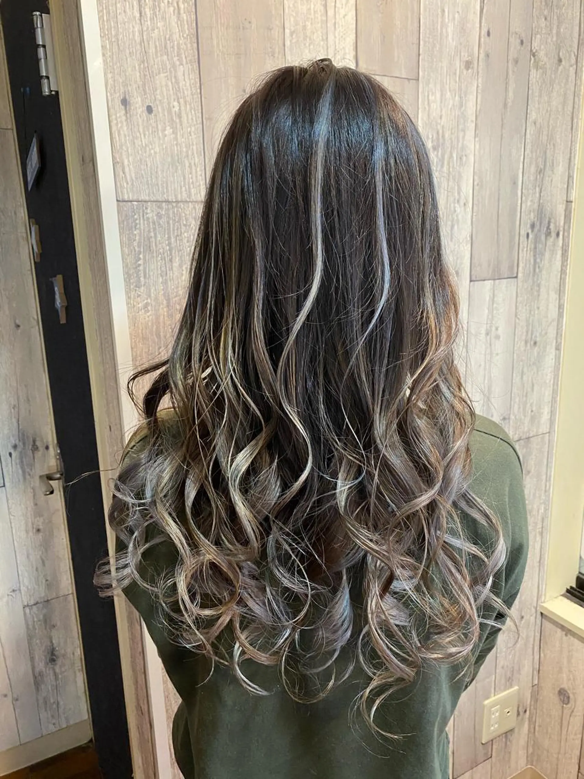 セミロング カラー バレイヤージュ レイヤーカット LOHAS 関根真由美のヘアスタイル