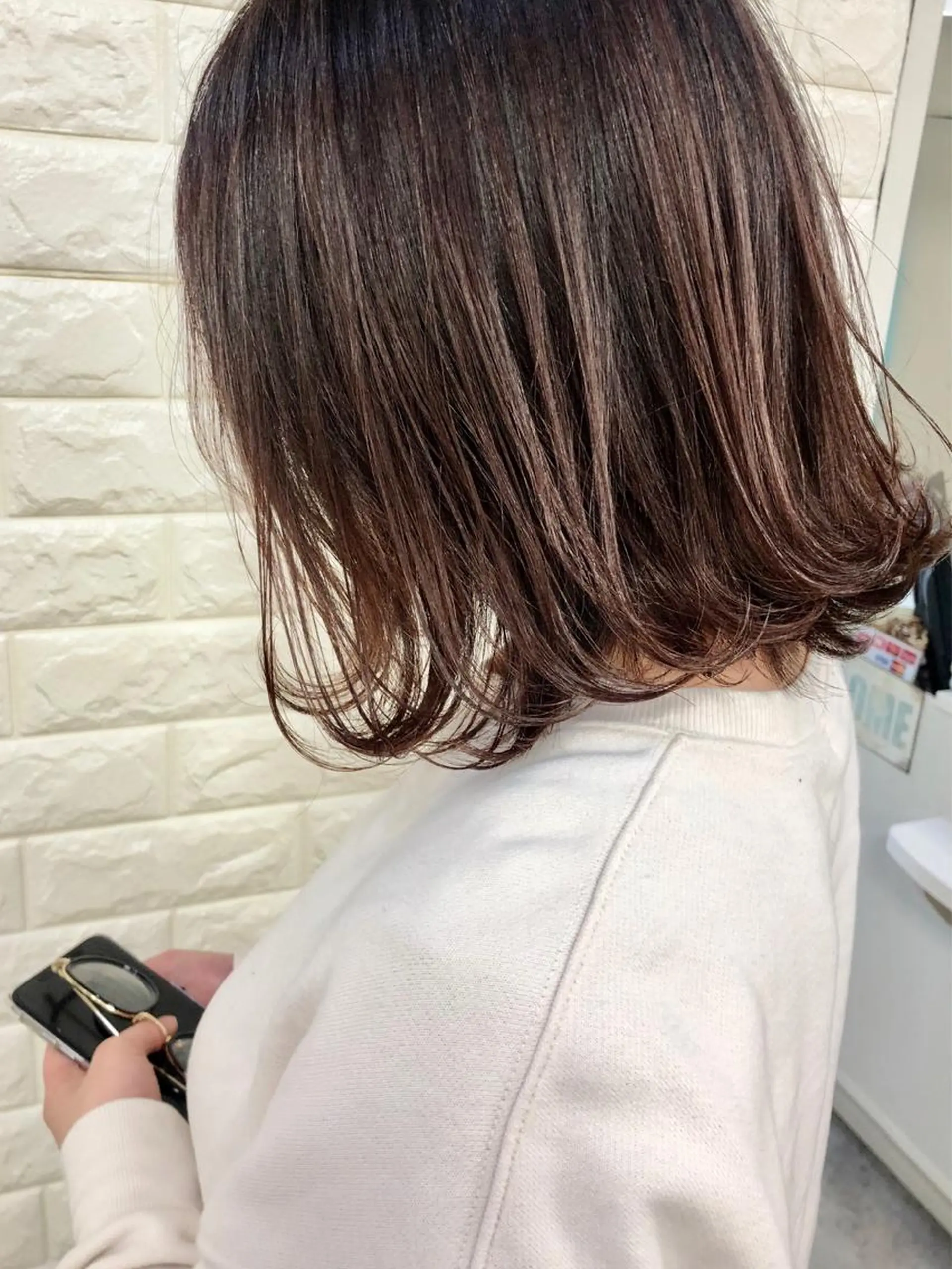 ミディアム カラー マツエク・マツパ 切りっぱなしボブ バレイヤージュ ベージュカラー ブリーチ ケアブリーチ カット ヘアカラー トリートメント famille所属・famille ファミーユのヘアスタイル