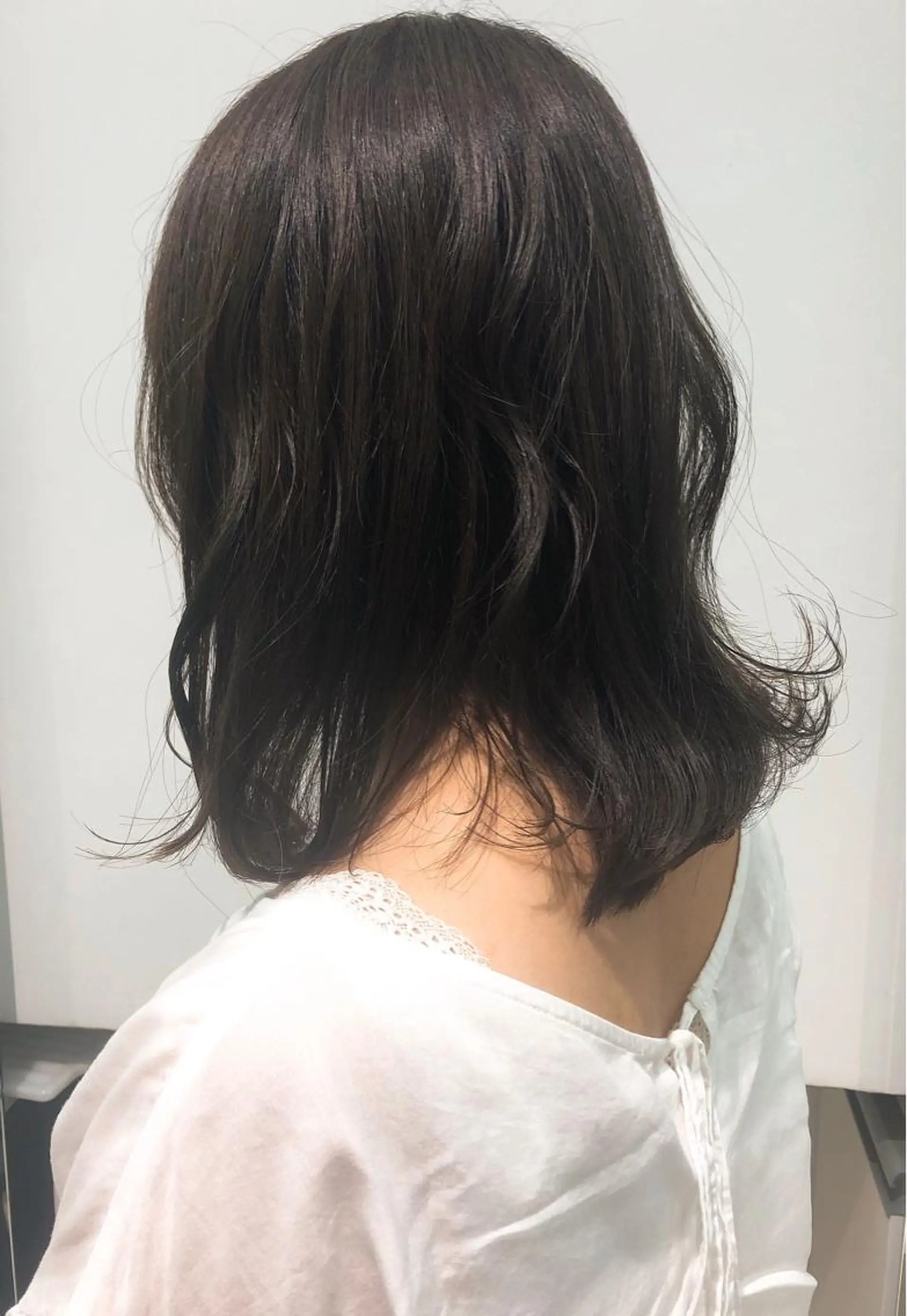 セミロング カラー ベージュカラー ブリーチ 透明感カラー ハイライトカラー メッシュ カット 尾島 光季のヘアスタイル
